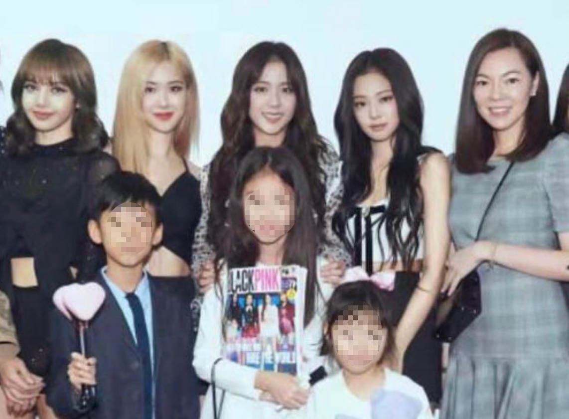曾馨瑩（右一）4年前就帶著3個子女朝聖BLACKPINK演唱會。（翻攝曾馨瑩IG）