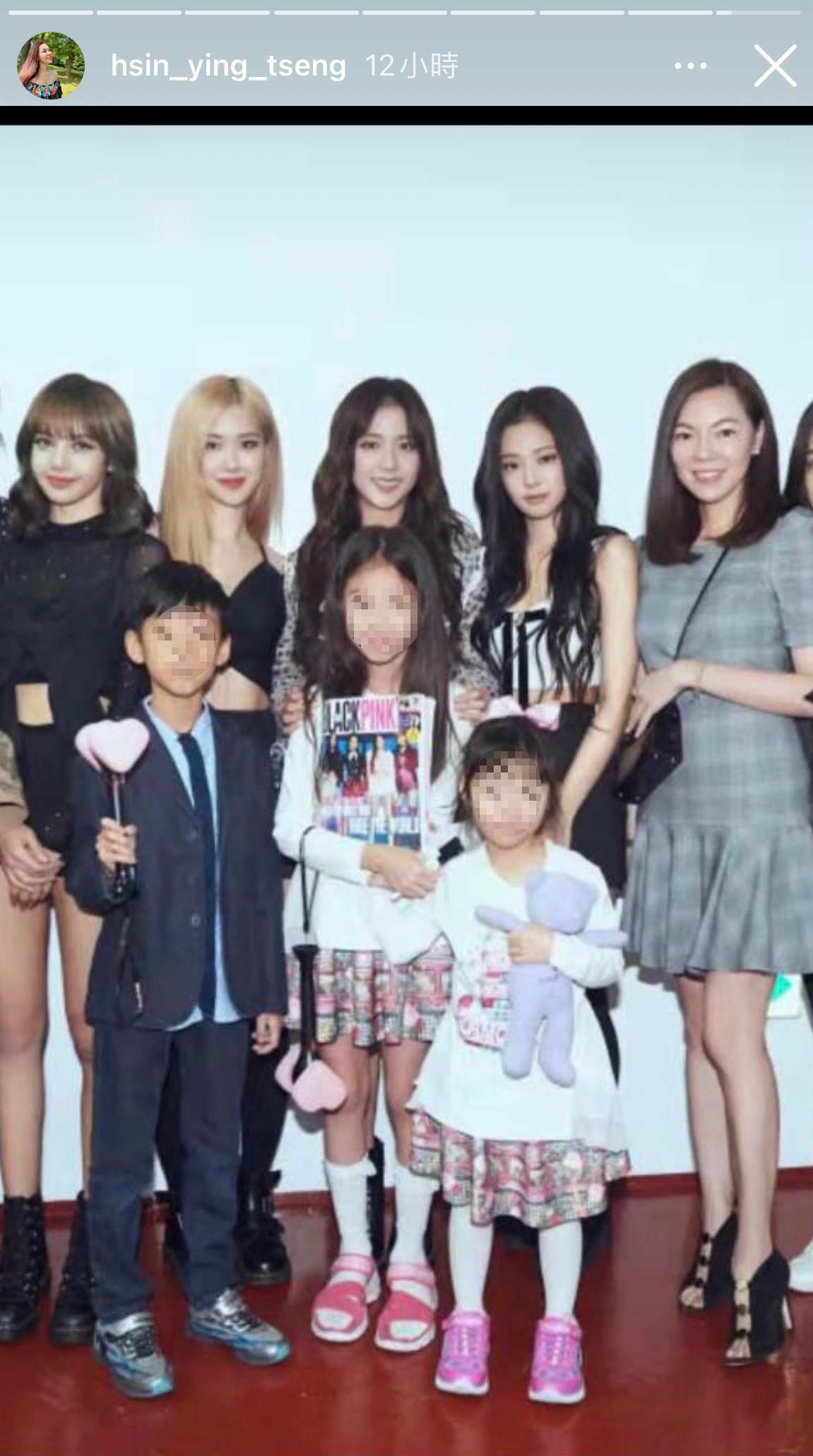 曾馨瑩(右一)4年前也帶著3名子女與BLACKPINK合照。(翻攝曾馨瑩IG)