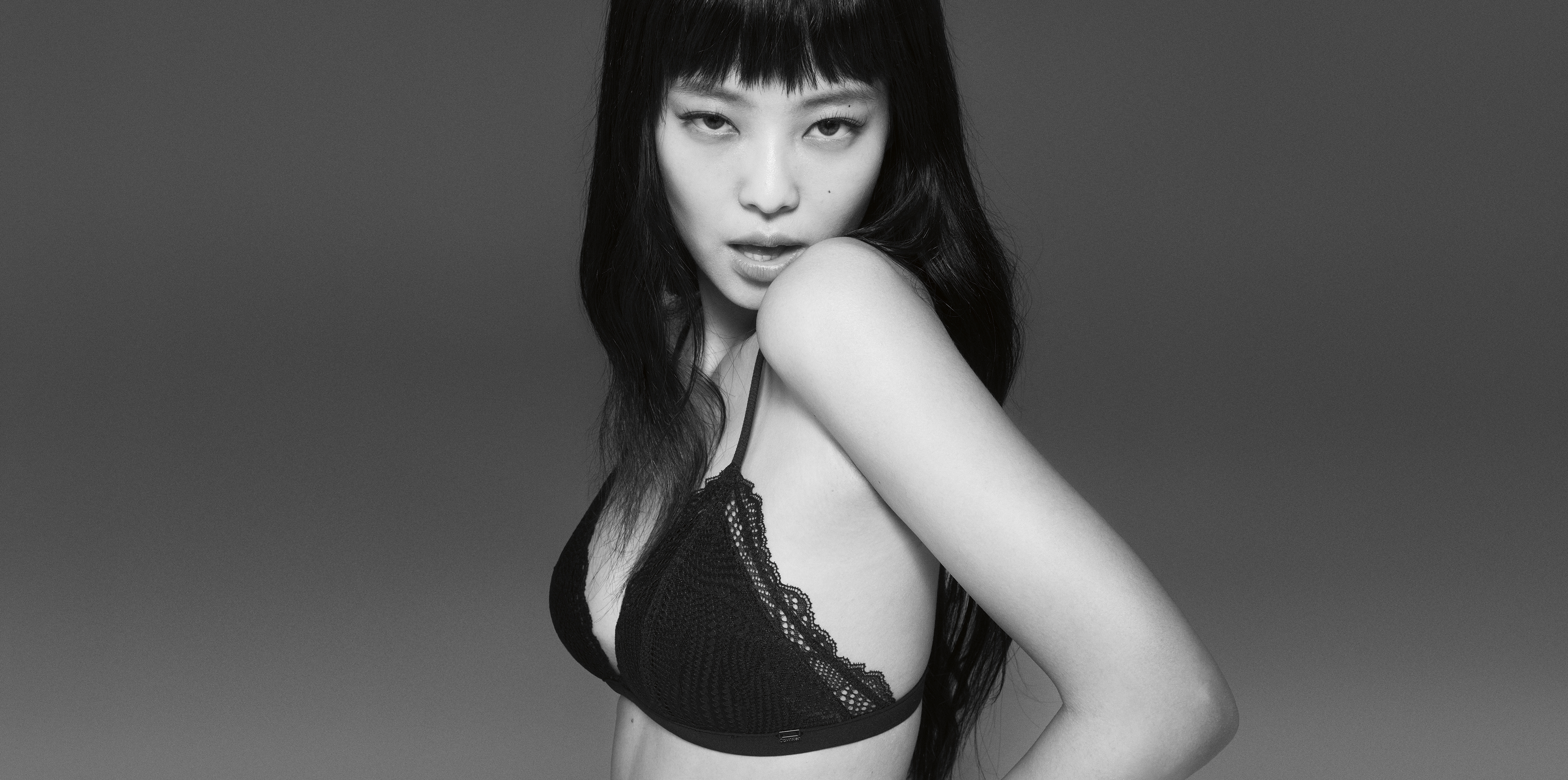 身為現任品牌大使與品牌好友的JENNIE，在Calvin Klein 2023年全新春季形象廣告裡，演繹自己最為純淨的一面。（Calvin Klein提供）