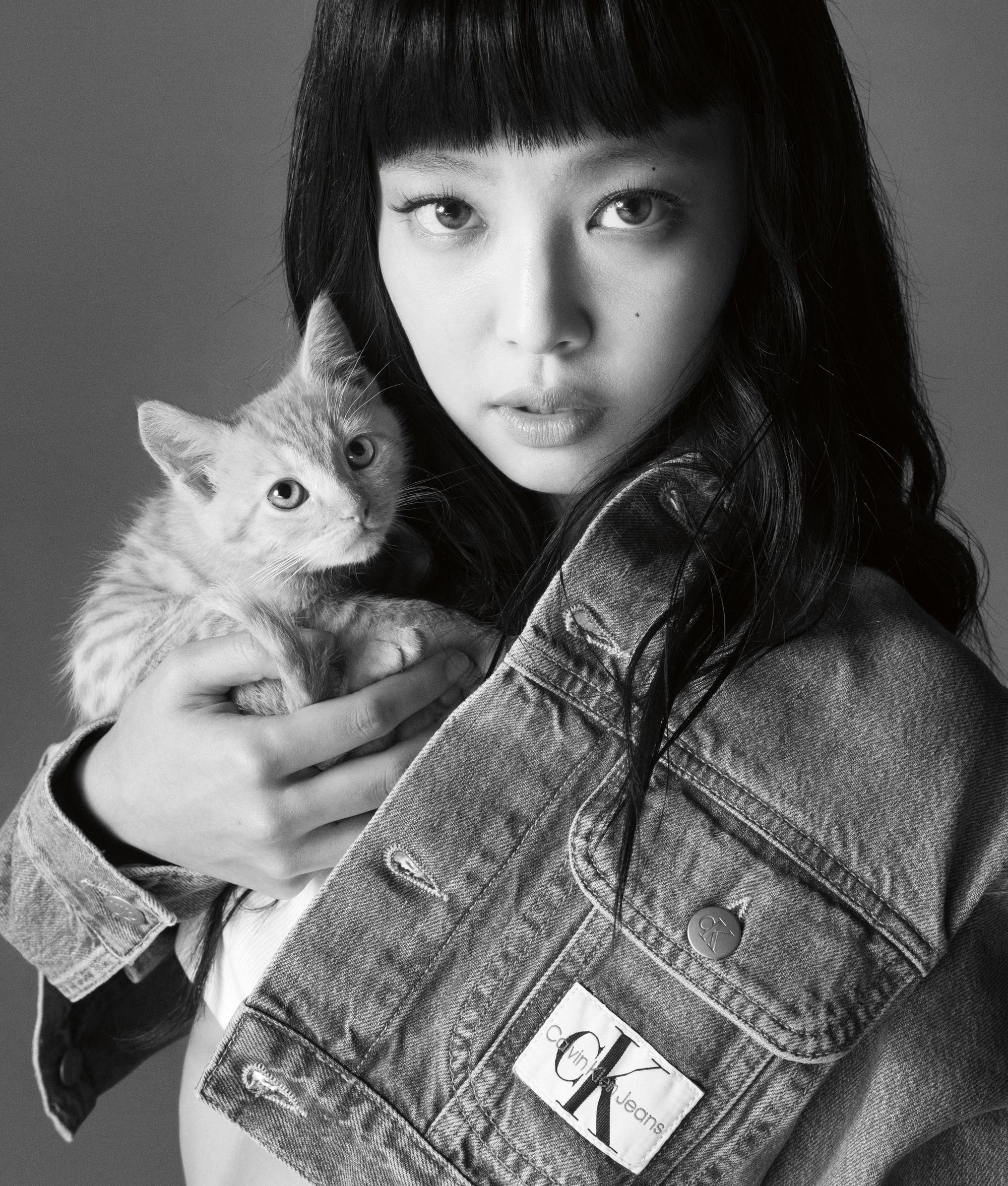 全世界最幸福的小貓咪被抱在JENNIE懷中,應該令Blink為之瘋狂。(Calvin Klein提供)