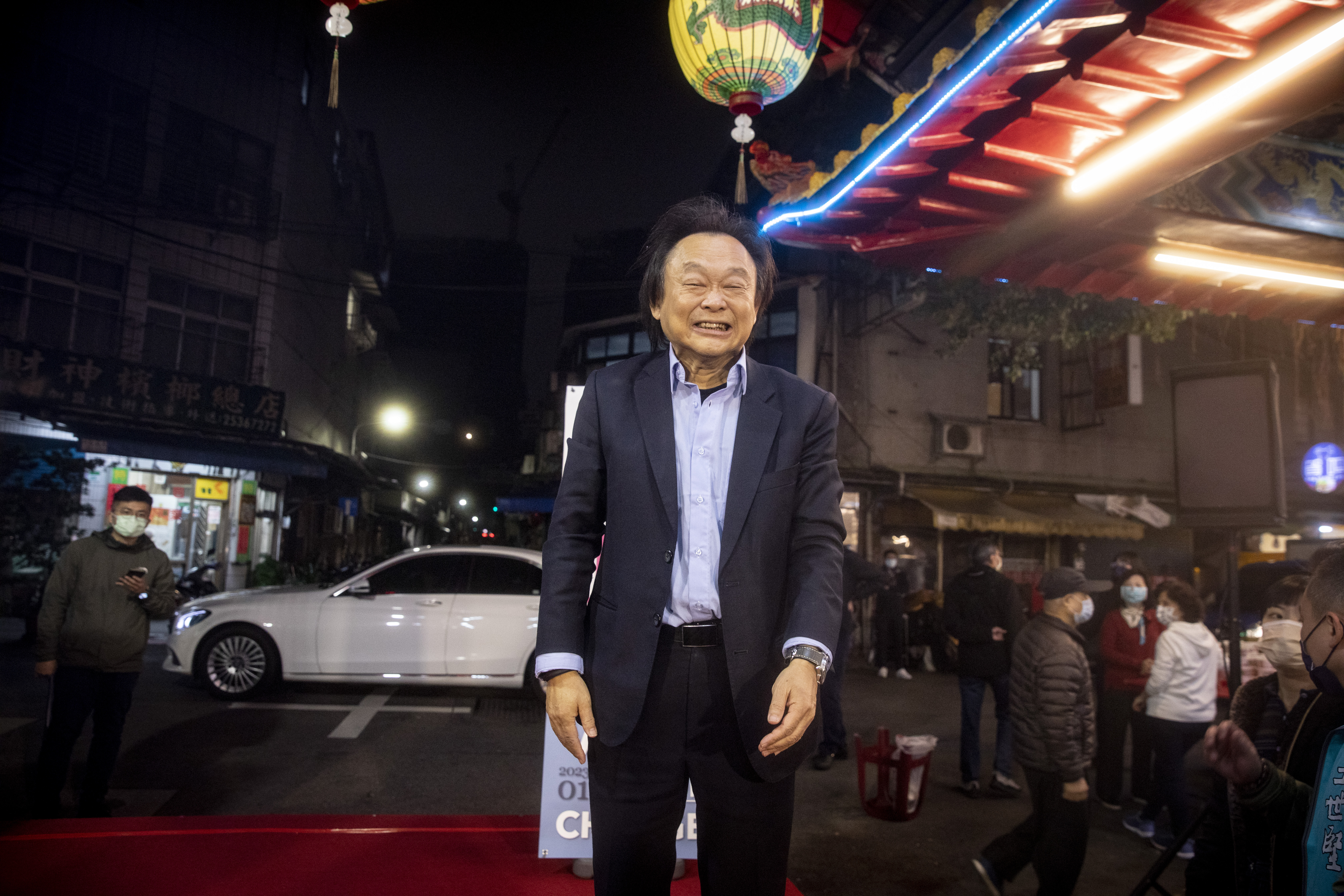 王世堅昨晚向媒體透露，今天上午將會登記參選士林、大同區立委，挑戰現任立委何志偉。