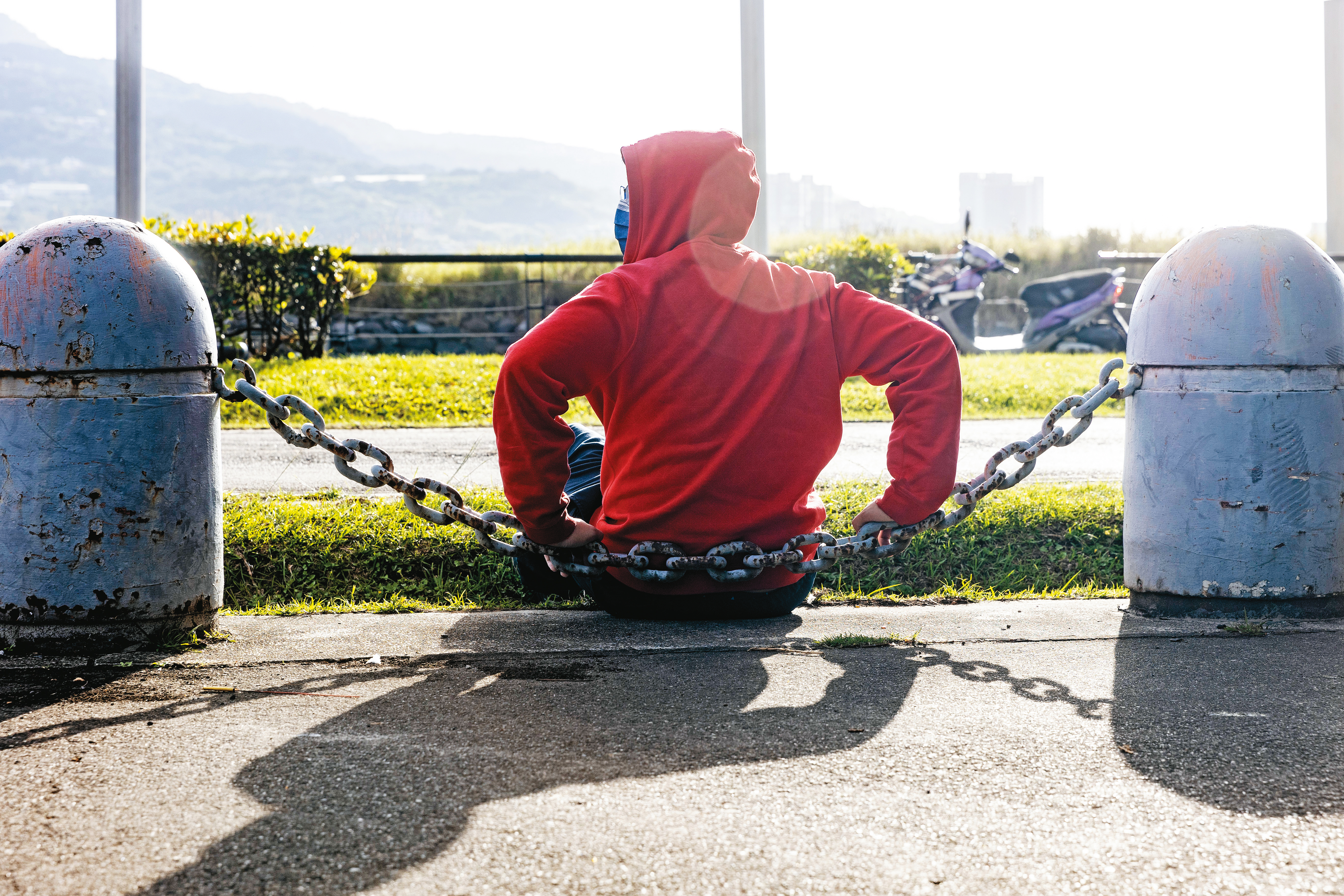 瑋恩因接觸賭博而負債，生活、家庭關係、經濟都受到嚴重影響。