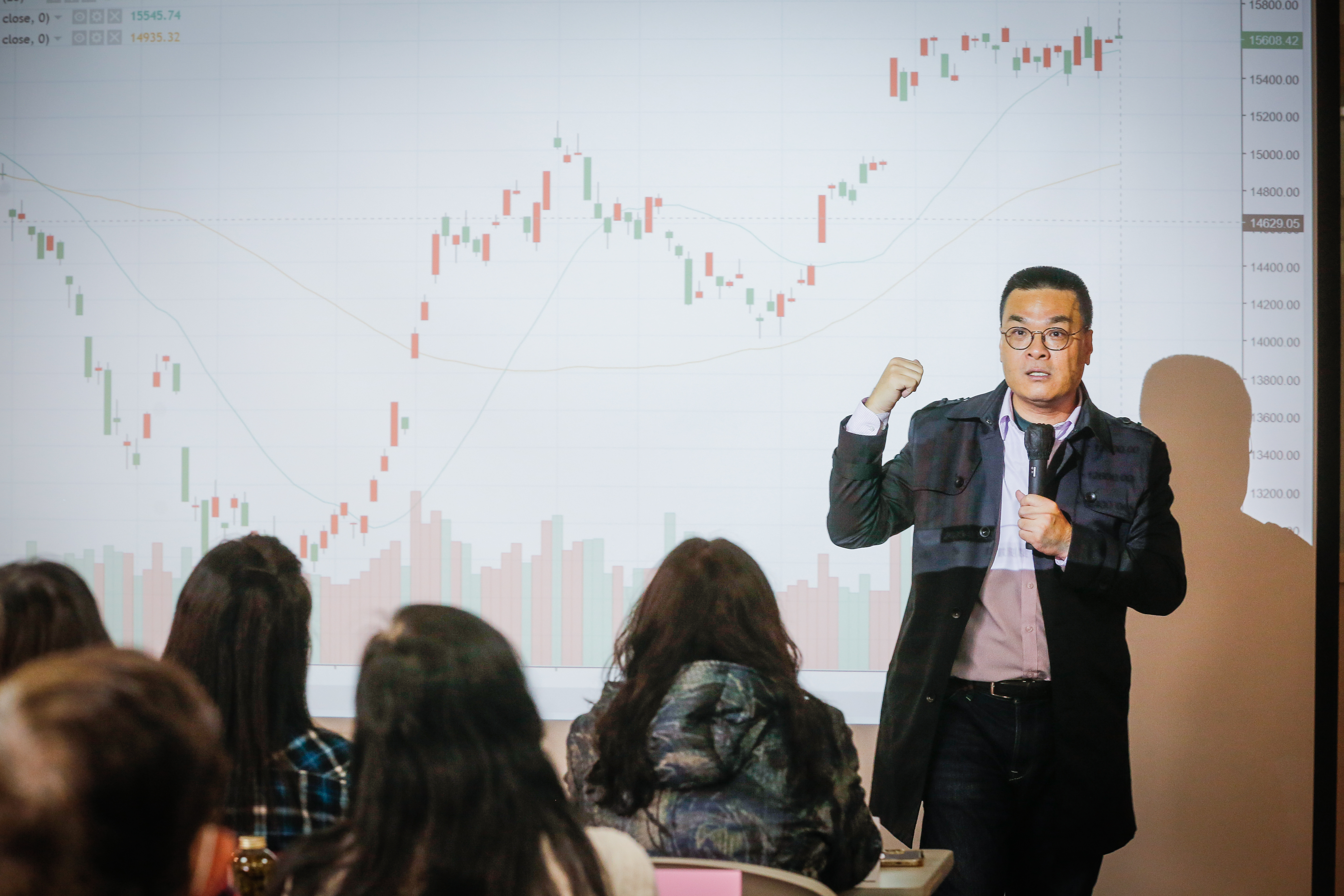 寧克烈表示，動態調整法強調不預測行情，只需照價格反映做加減碼。