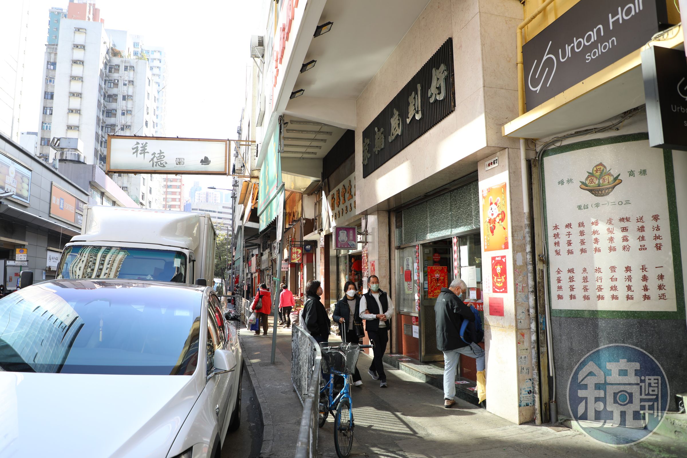 好到底的門口仍保留古早外牆廣告，彰顯老店地位。