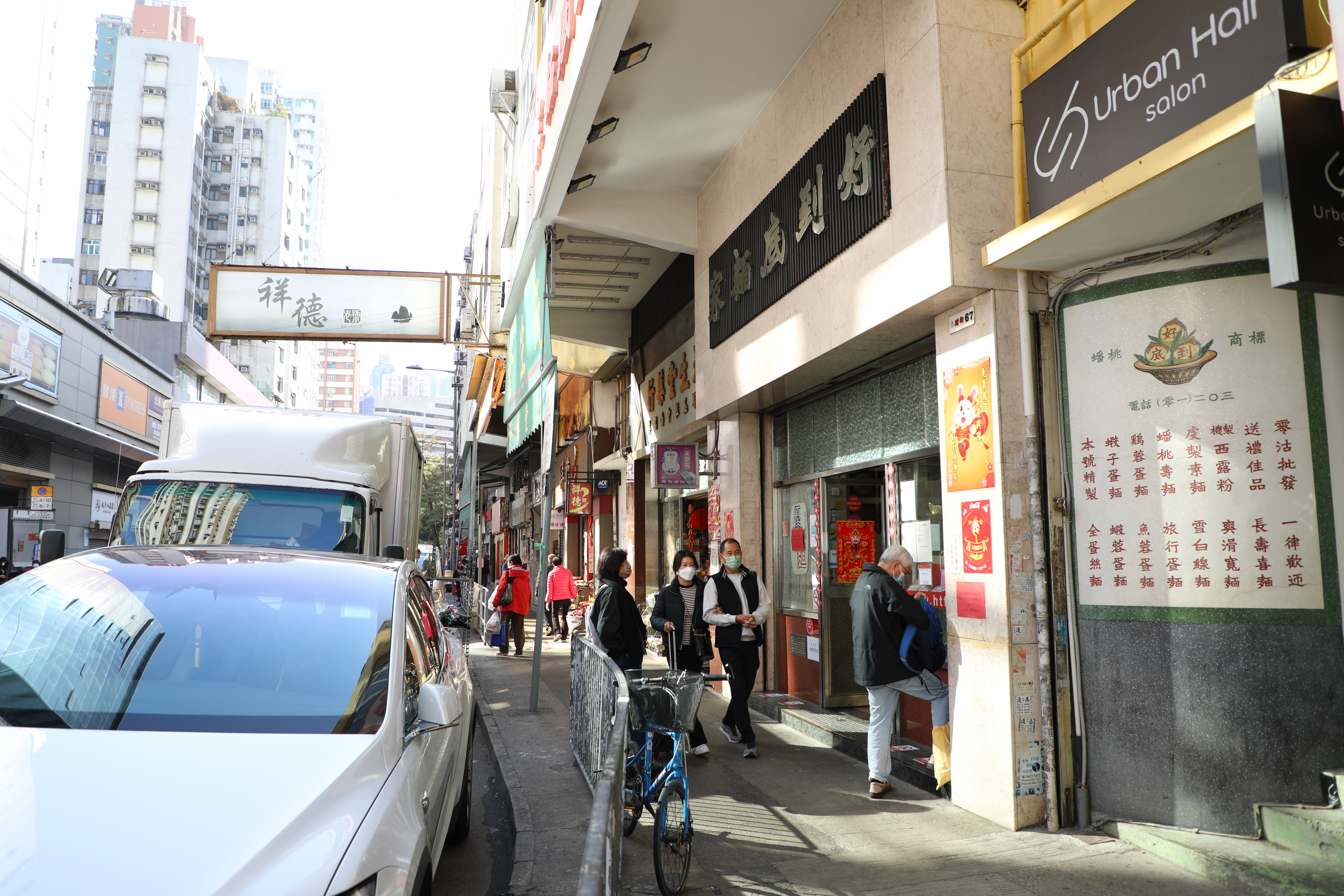 好到底的門口仍保留古早外牆廣告，彰顯老店地位。