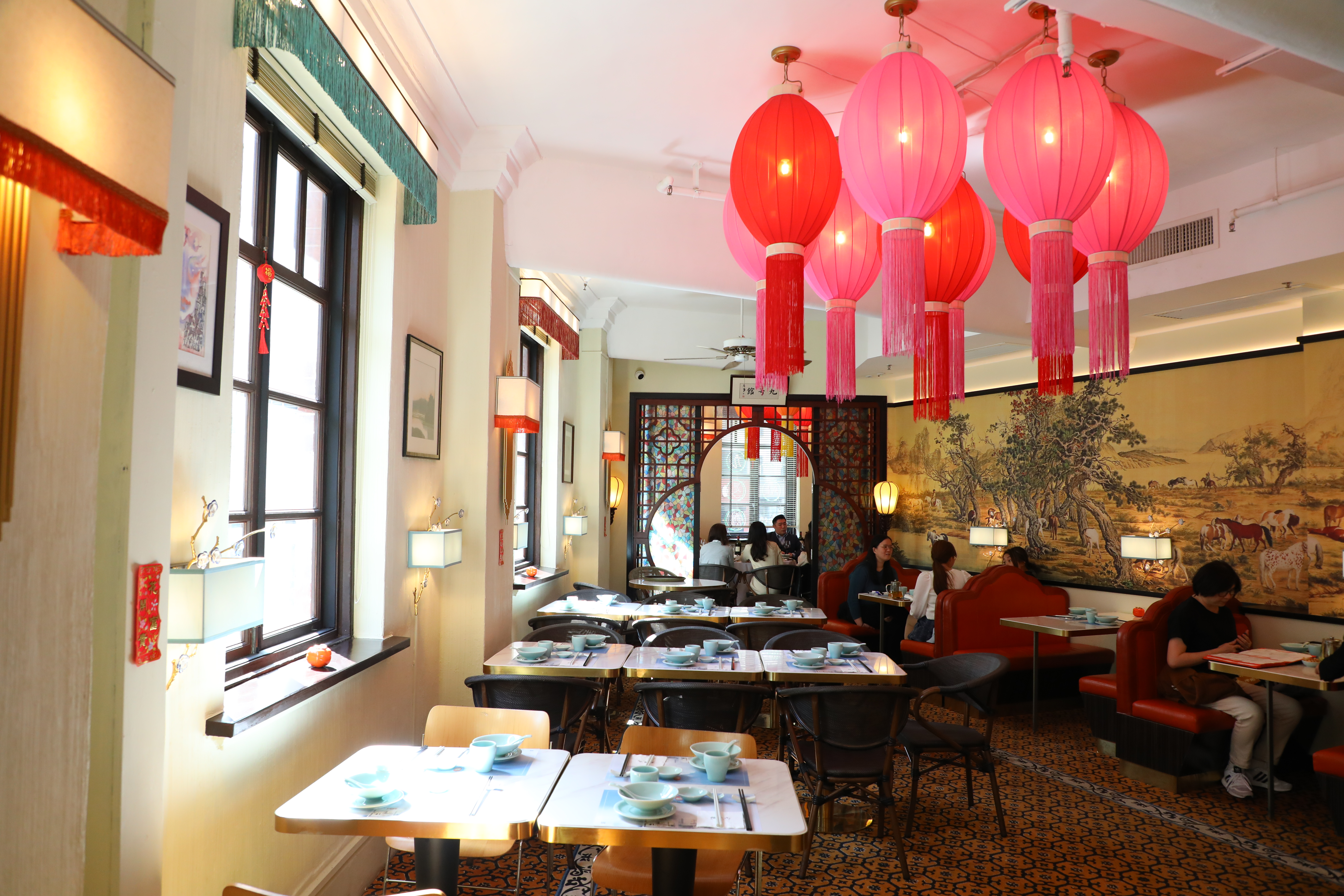 開在中環古蹟「藝穗會」中的「九號館NOVE at the Fringe」，高掛的大紅燈籠與老門窗和中式壁畫輝映，把時光瞬間拉回古早年代。