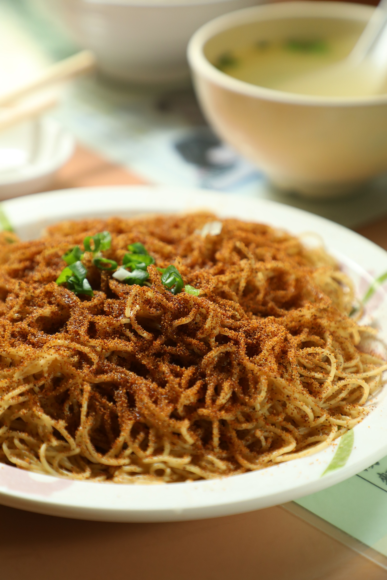 好到底的「蝦子撈麵」，麵條濕潤、充滿蛋香，與鮮美蝦籽相輔相成，還會附上一碗上湯。（港幣65元／碟）