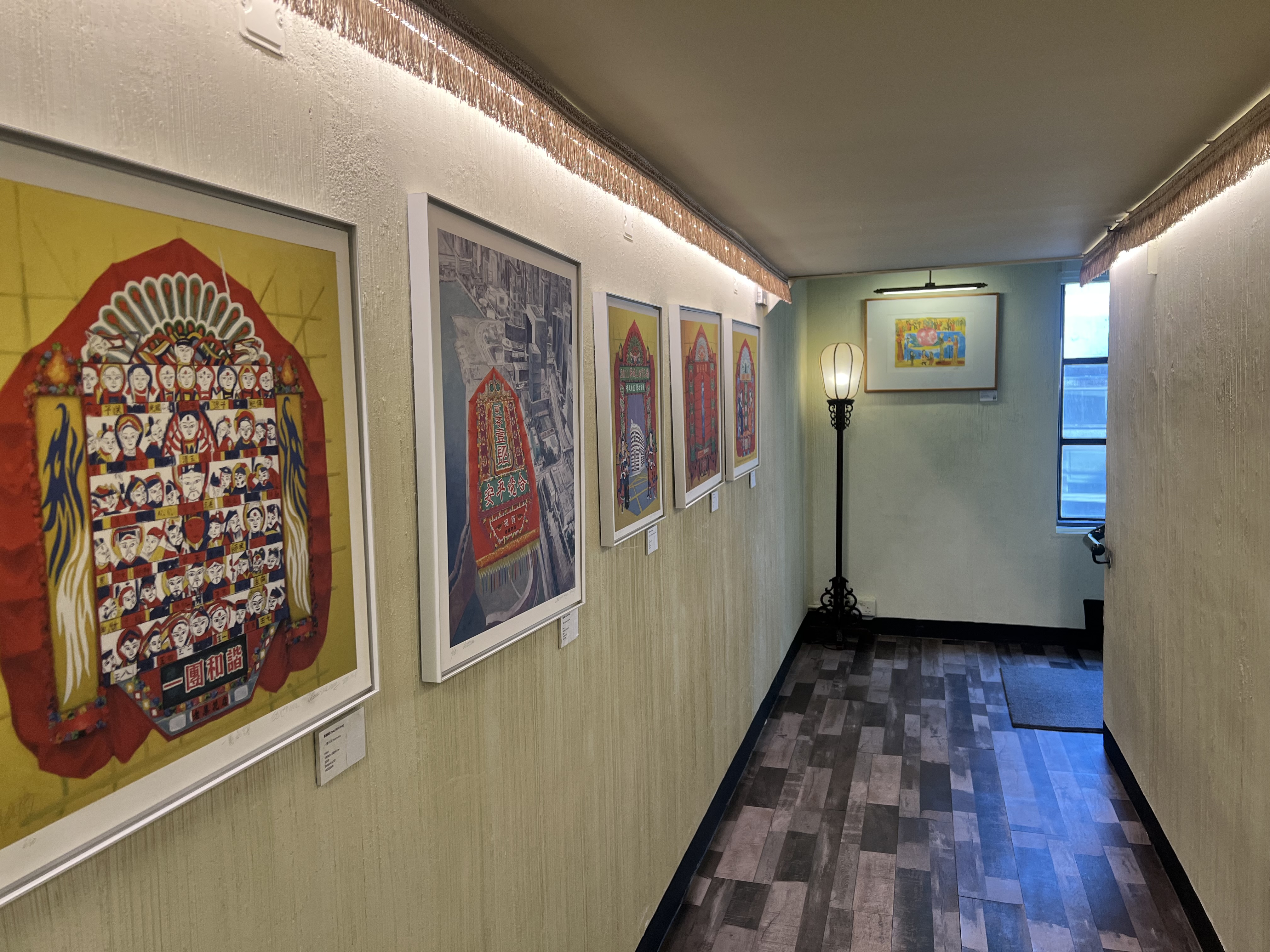 走到樓上餐廳前，會經過許多藝術品。