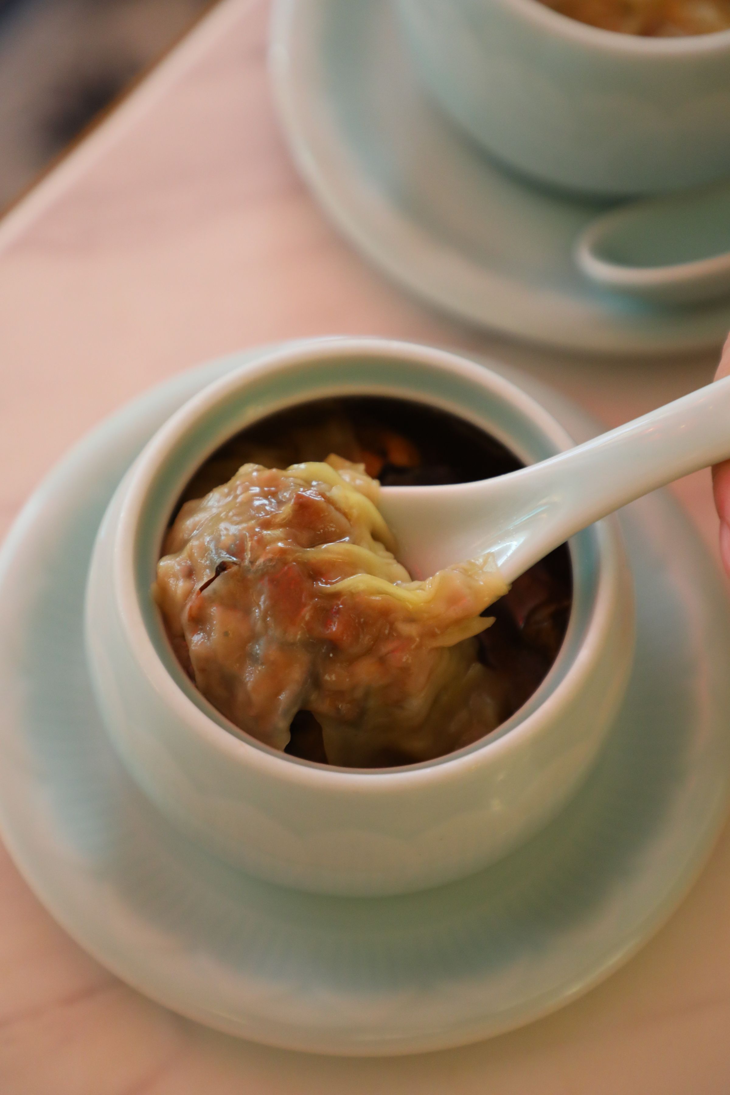 位上的「松茸野菌灌湯餃」是久違的鮮美之味。（港幣90元／盅）