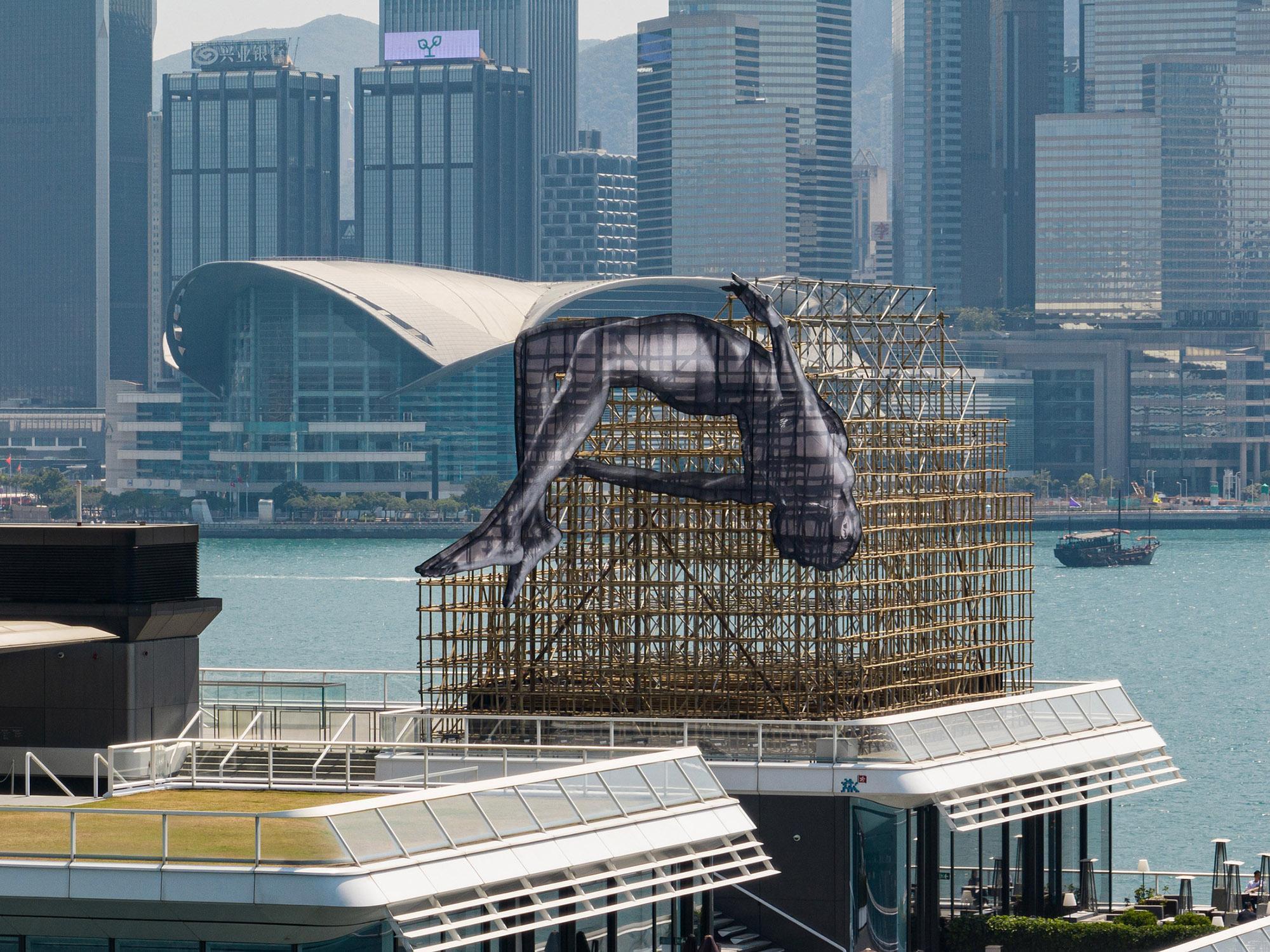 法國藝術家JR在香港限時展出的GIANTS公共藝術裝置,以跳高運動員為創作藍本,捕捉運動員輕盈躍起的瞬間。(海港城提供)