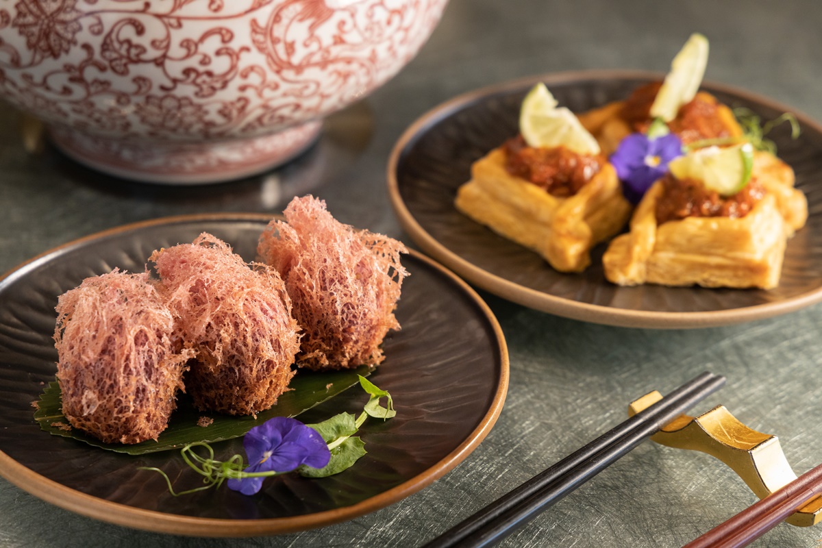 香港點心文化興盛，許多創新港點都源自於此，圖中為和昌飯店的「黑椒和牛紫薯酥」（前）與「鴛鴦檸香叉燒酥」（後）。