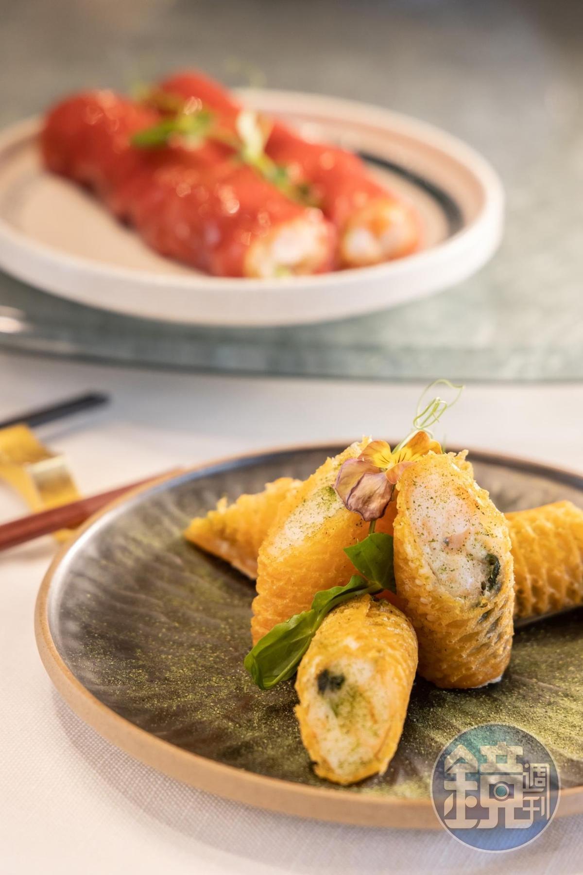 「海苔鱈魚脆春卷」(前,港幣108元/6件)以格子狀的比利時鬆餅皮取代傳統春捲皮;「紅米海皇脆腸粉」(後,港幣108元/2條)用紅米漿攤成腸粉,包裹蝦肉、干貝,爽脆嫩滑,滋味極佳。