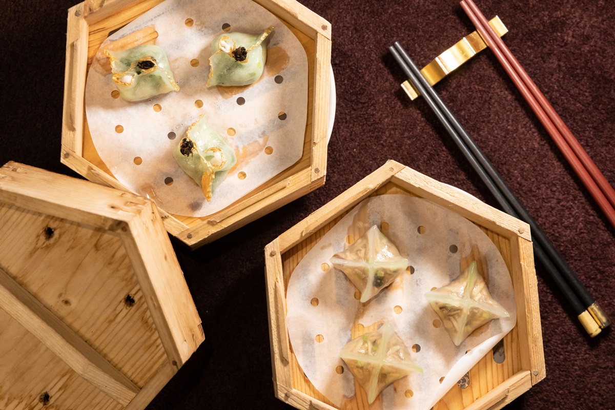 「翡翠蟹肉菜苗餃」（左，港幣108元／3件）中有欖菜提味；「水晶竹笙野菌餃」（右，港幣88元／3件）風味清爽。