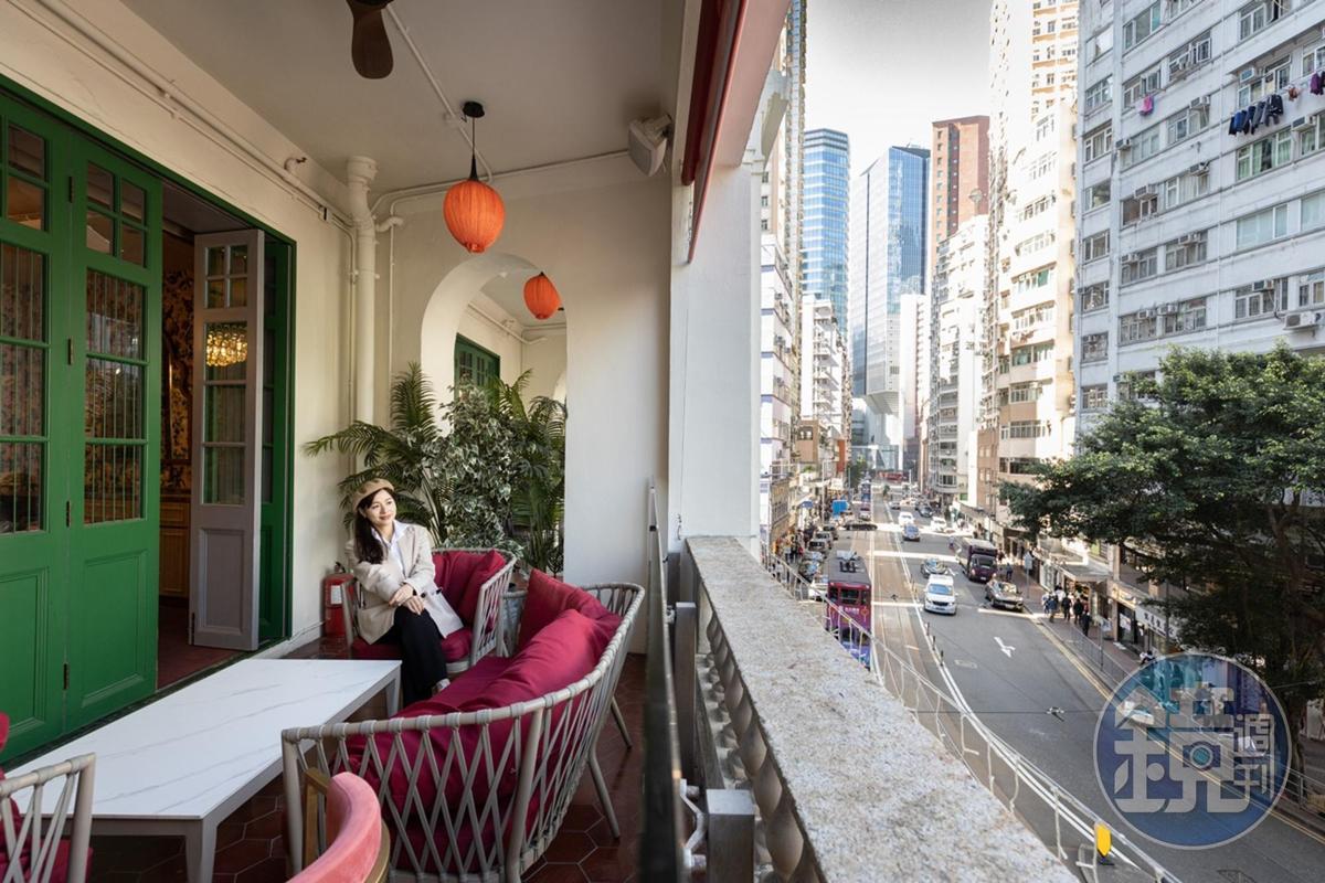 坐在和昌飯店的露台區,可欣賞灣仔街道上車輛川流不息的景色。