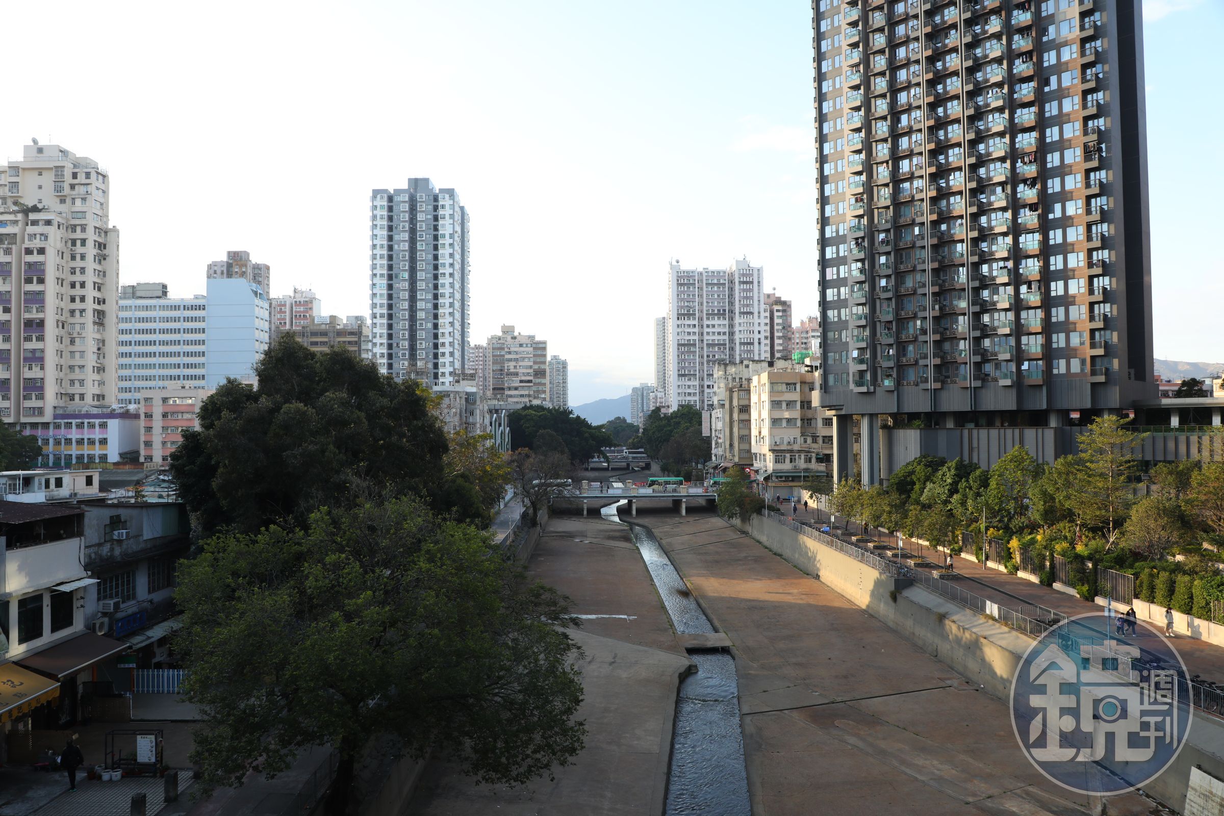 近年屯馬線開通,從港島、尖沙咀一帶去元朗,車程也不過半個多小時,出了朗屏地鐵站就見到元朗明渠。