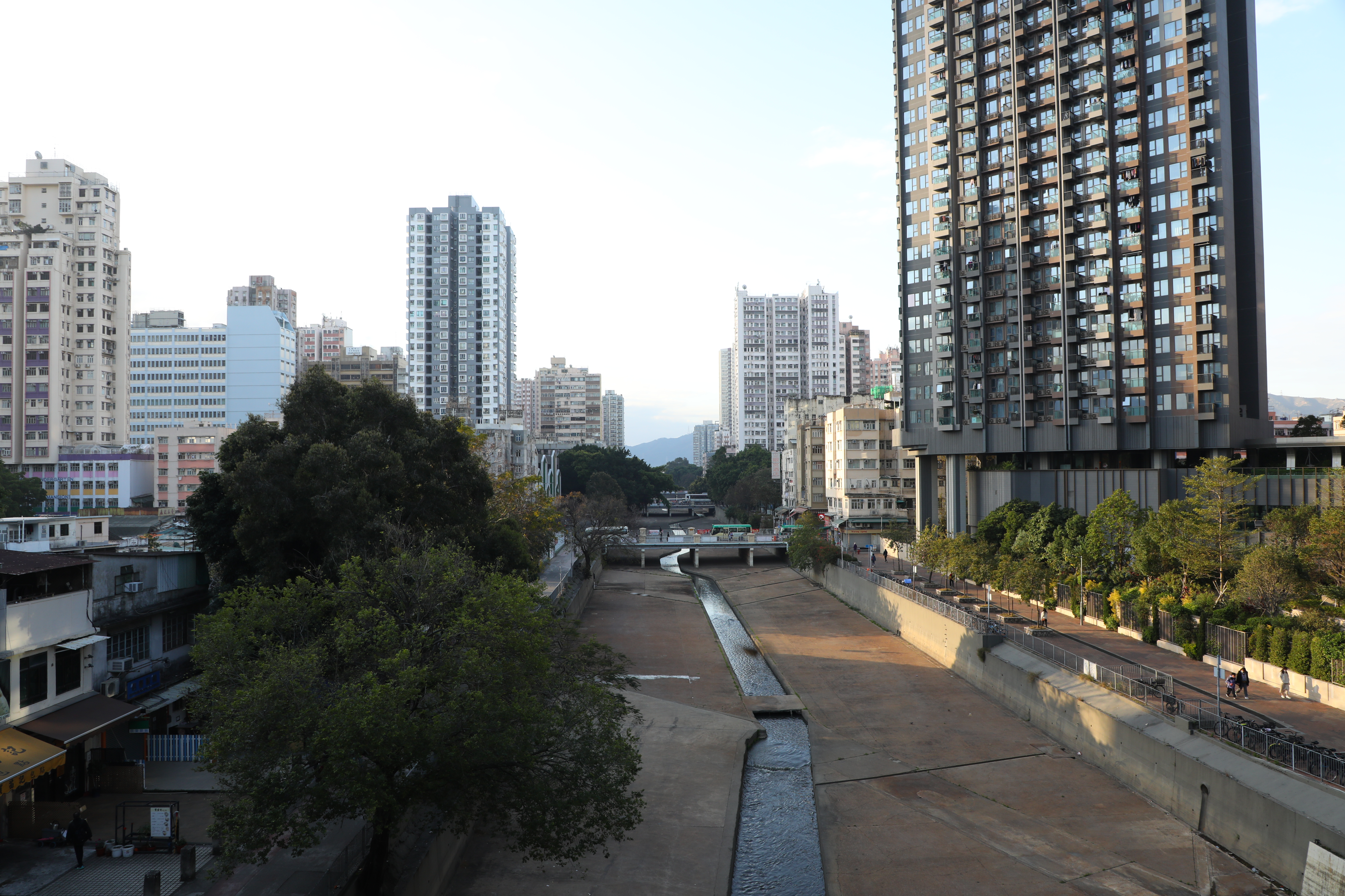 近年屯馬線開通,從港島、尖沙咀一帶去元朗,車程也不過半個多小時,出了朗屏地鐵站就見到元朗明渠。