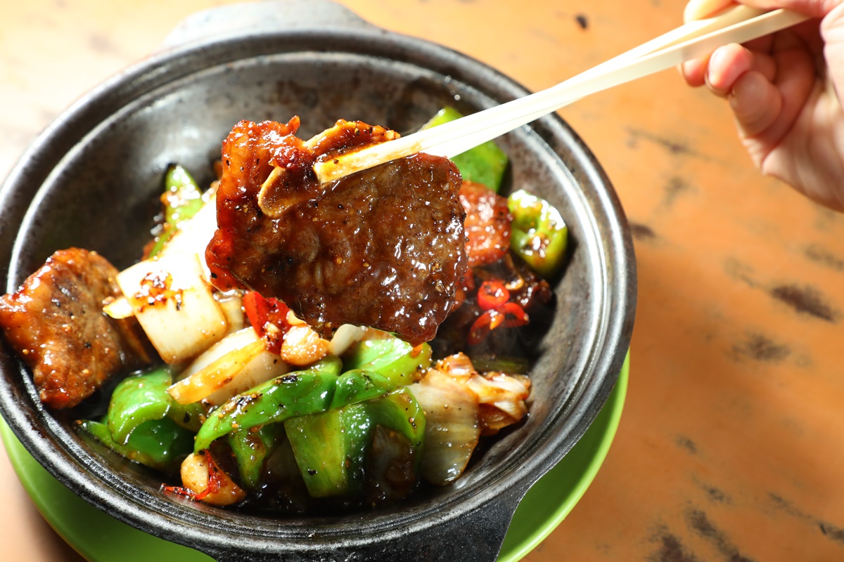 坤記的煲仔小菜做得出色，「黑椒牛仔骨煲」軟嫩夠味。（港幣115元／份）