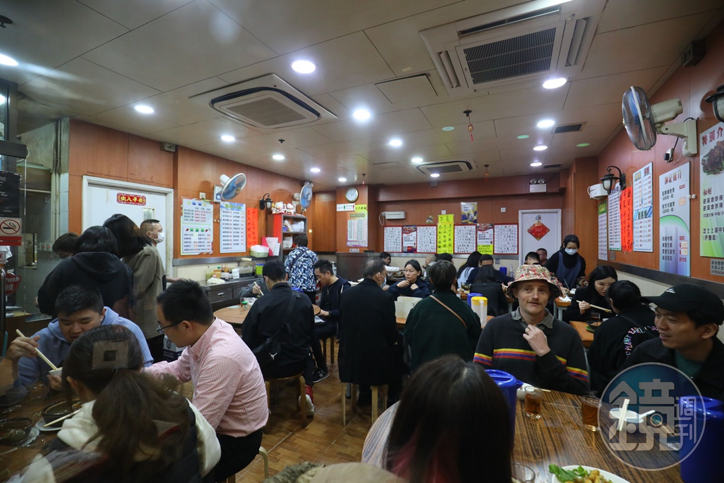 當天降溫,坤記店裡滿滿的都是人。