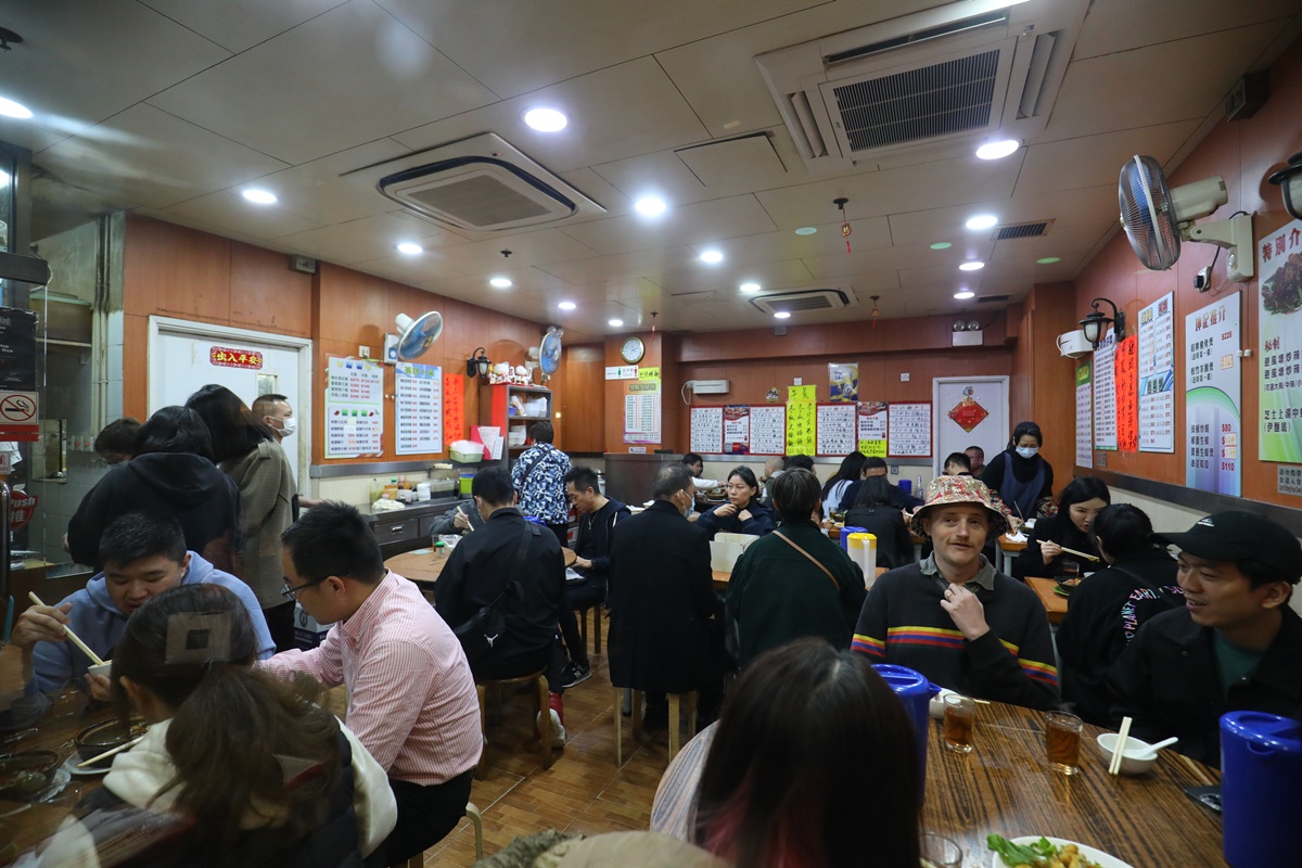 當天降溫，坤記店裡滿滿的都是人。