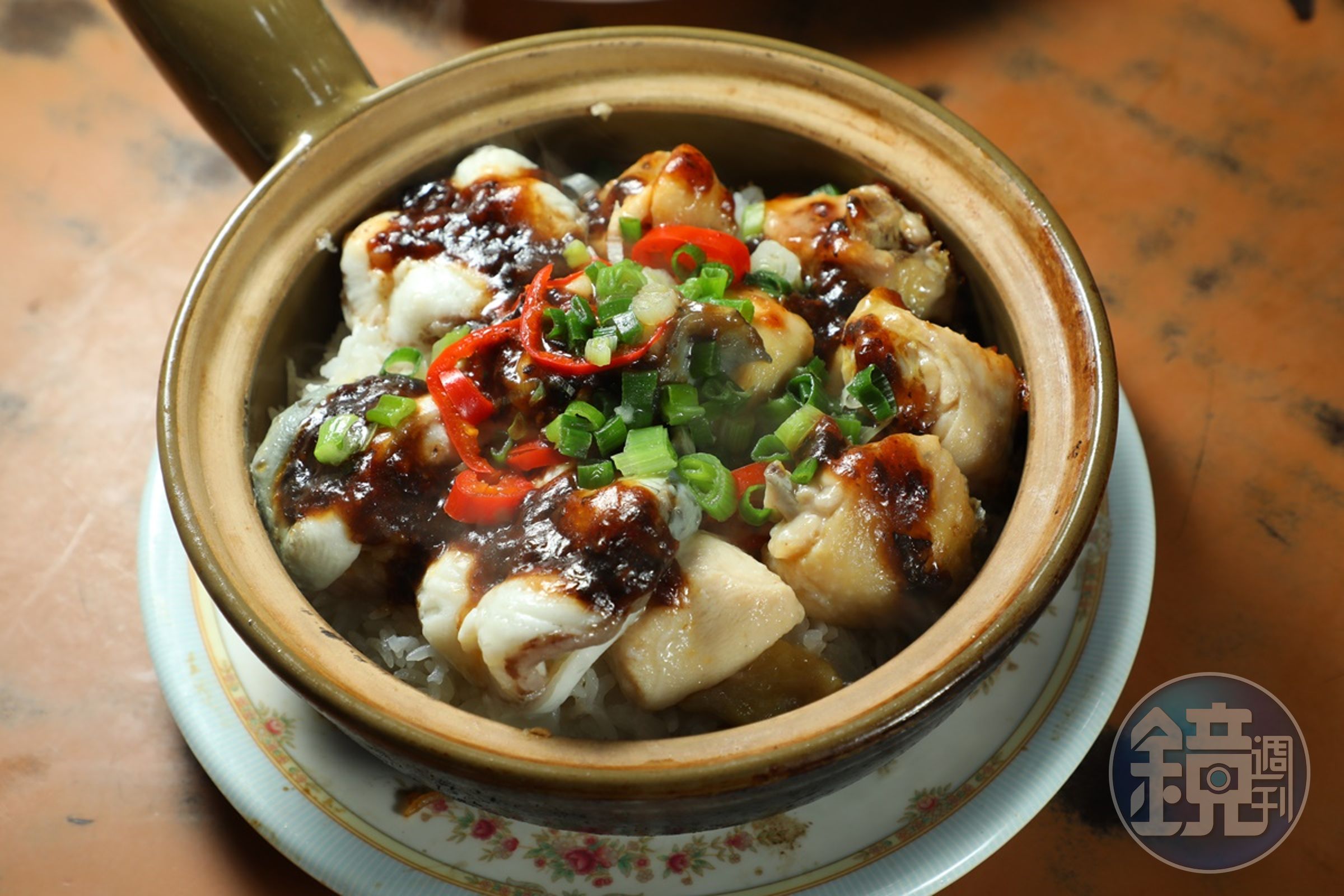 「白鱔滑雞飯」的白鱔軟嫩、雞肉Q彈,淋上醬汁味道更好。(港幣120元/份)