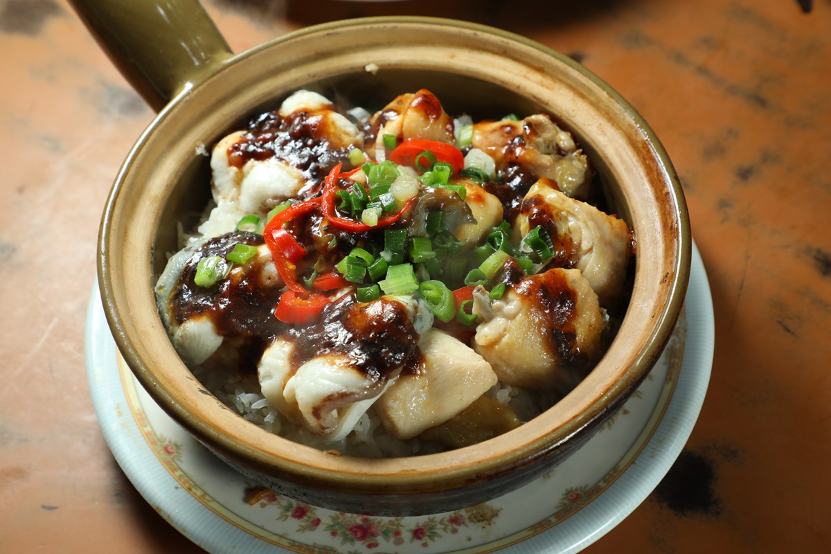「白鱔滑雞飯」的白鱔軟嫩、雞肉Q彈，淋上醬汁味道更好。（港幣120元／份）