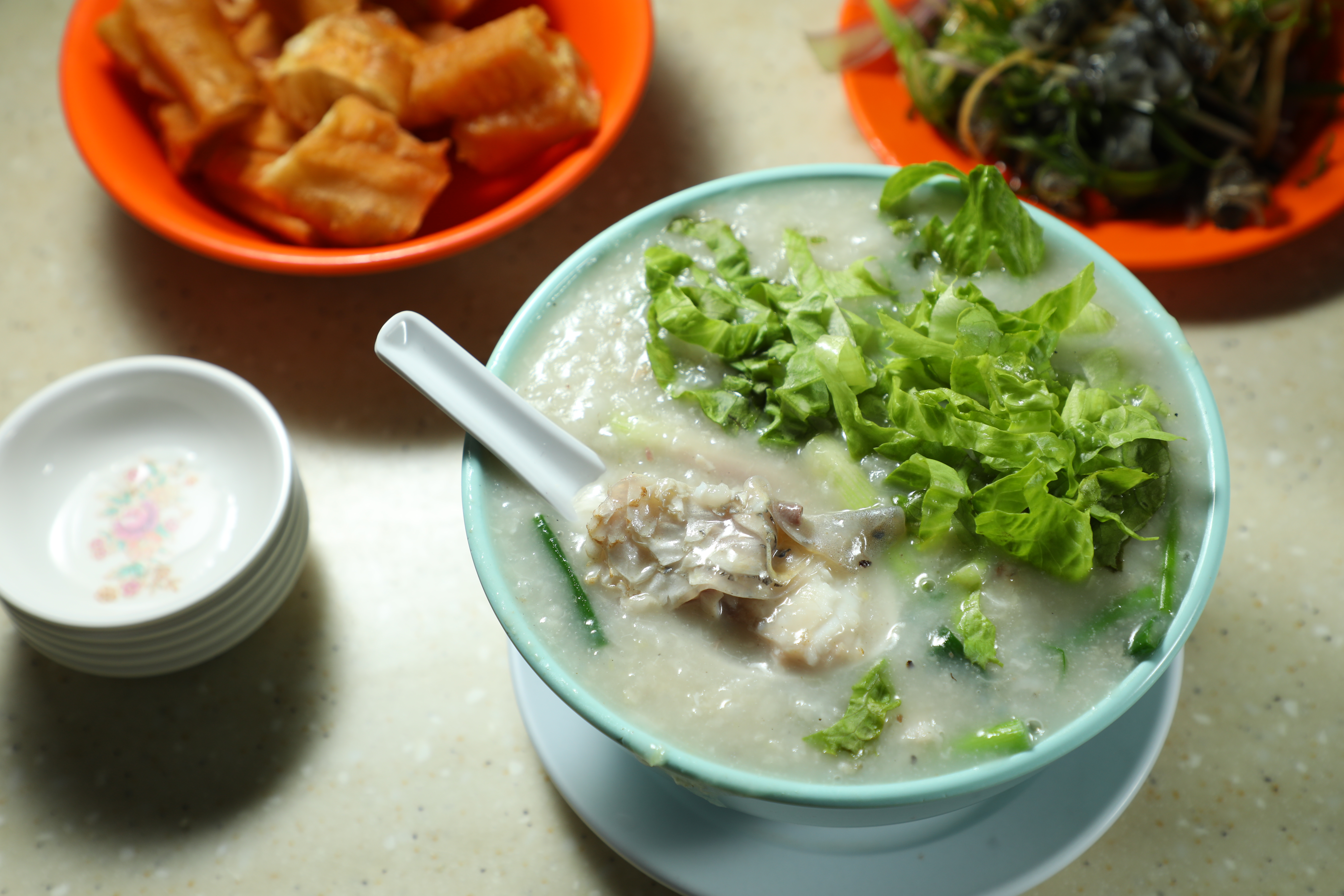 標榜粥粥有魚的「新興棧食家」，「魚腩粥」風味特別鮮甜。（港幣50元／碗）