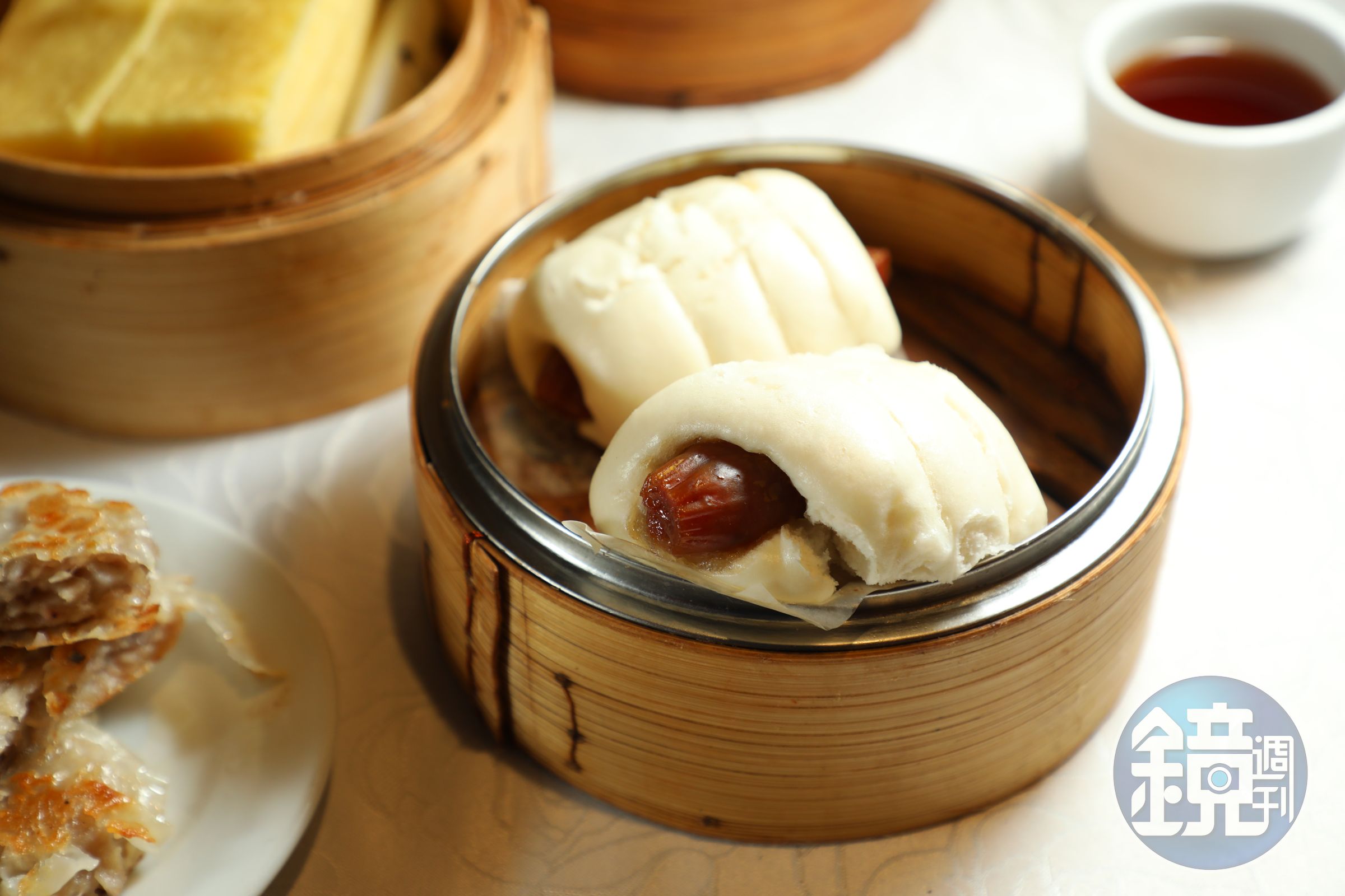 「榮華臘腸卷」大方包入自家製的半根臘腸,咬起來頗費牙力,但越嚼越香。(特點,港幣37元/份)