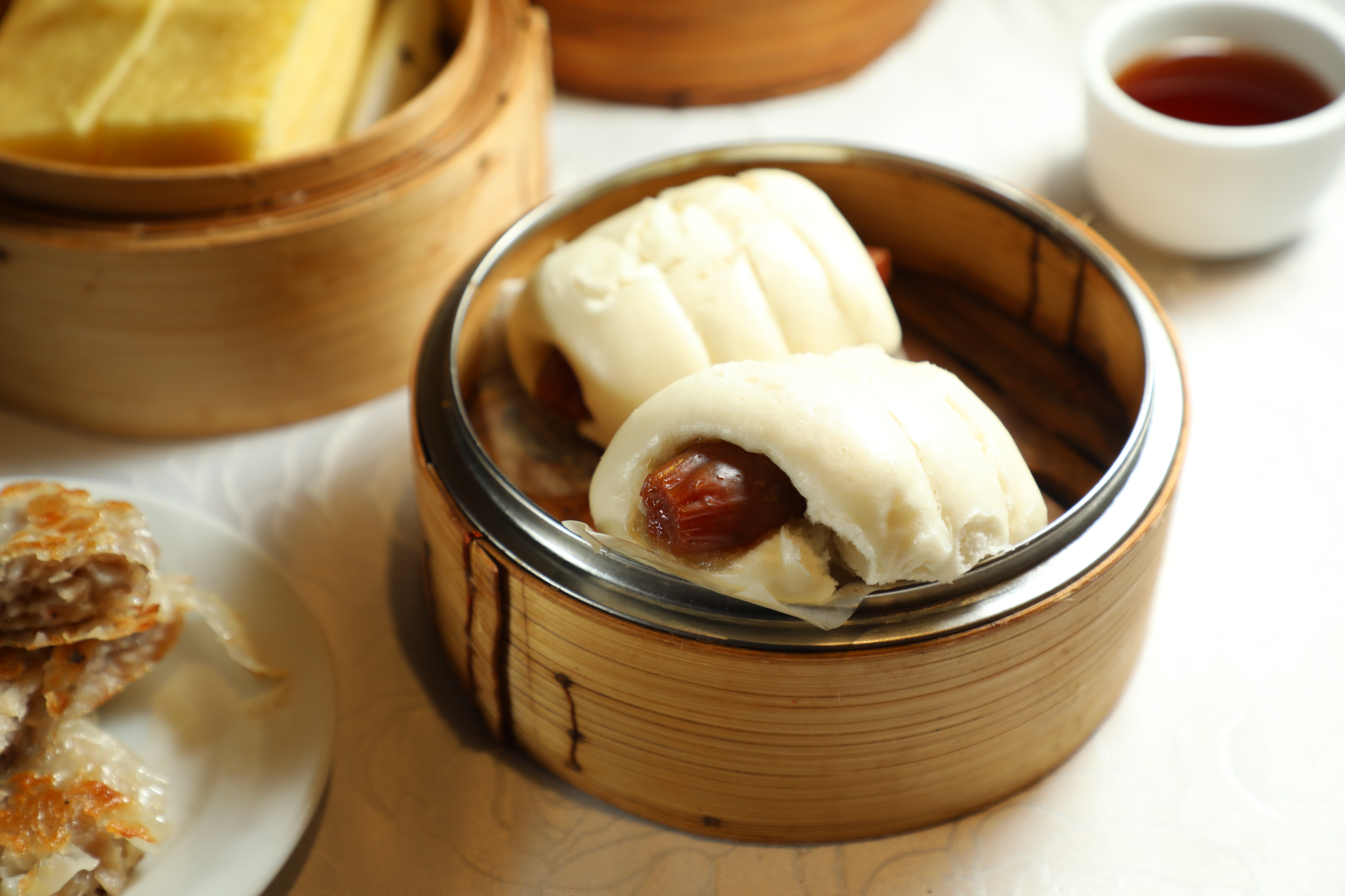 「榮華臘腸卷」大方包入自家製的半根臘腸,咬起來頗費牙力,但越嚼越香。(特點,港幣37元/份)