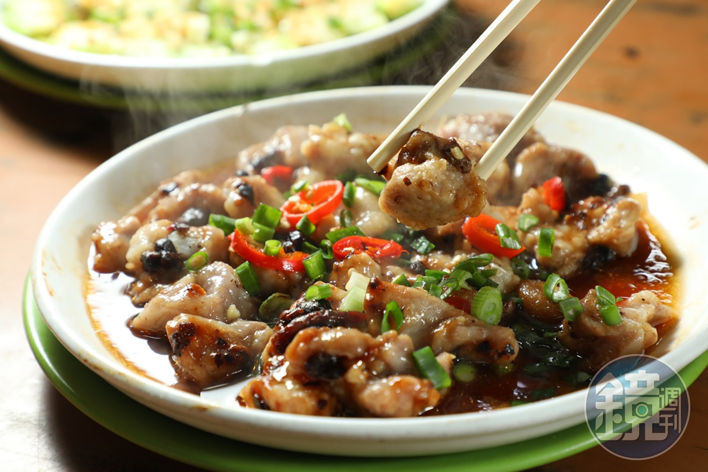 大大盤的「豉汁蒸肉排」鹹中帶甘,被眾人迅速掃空。(港幣90元/份)