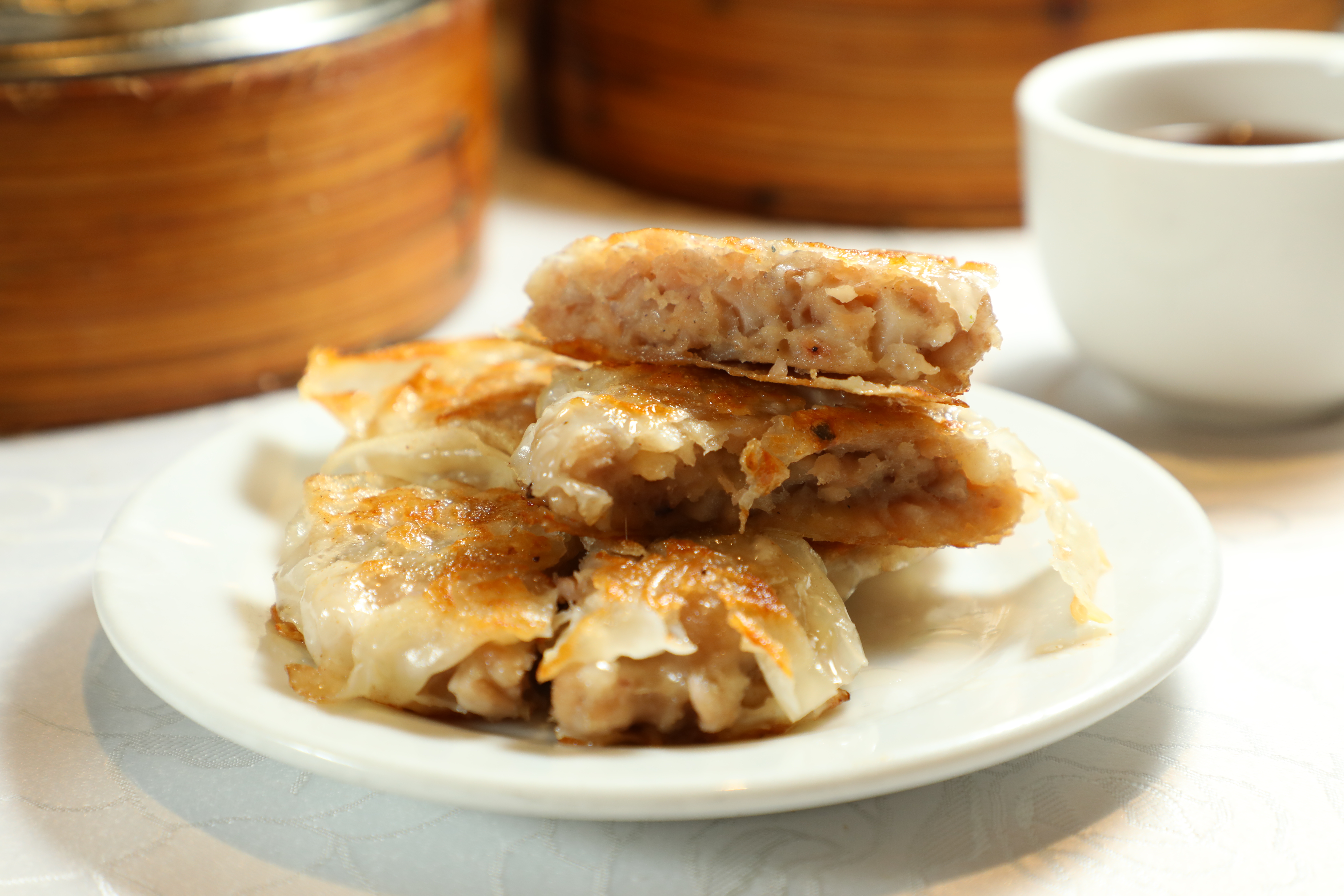 「香煎蓮藕餅」內餡清爽,略帶脆口感。(中點,港幣29元/份)