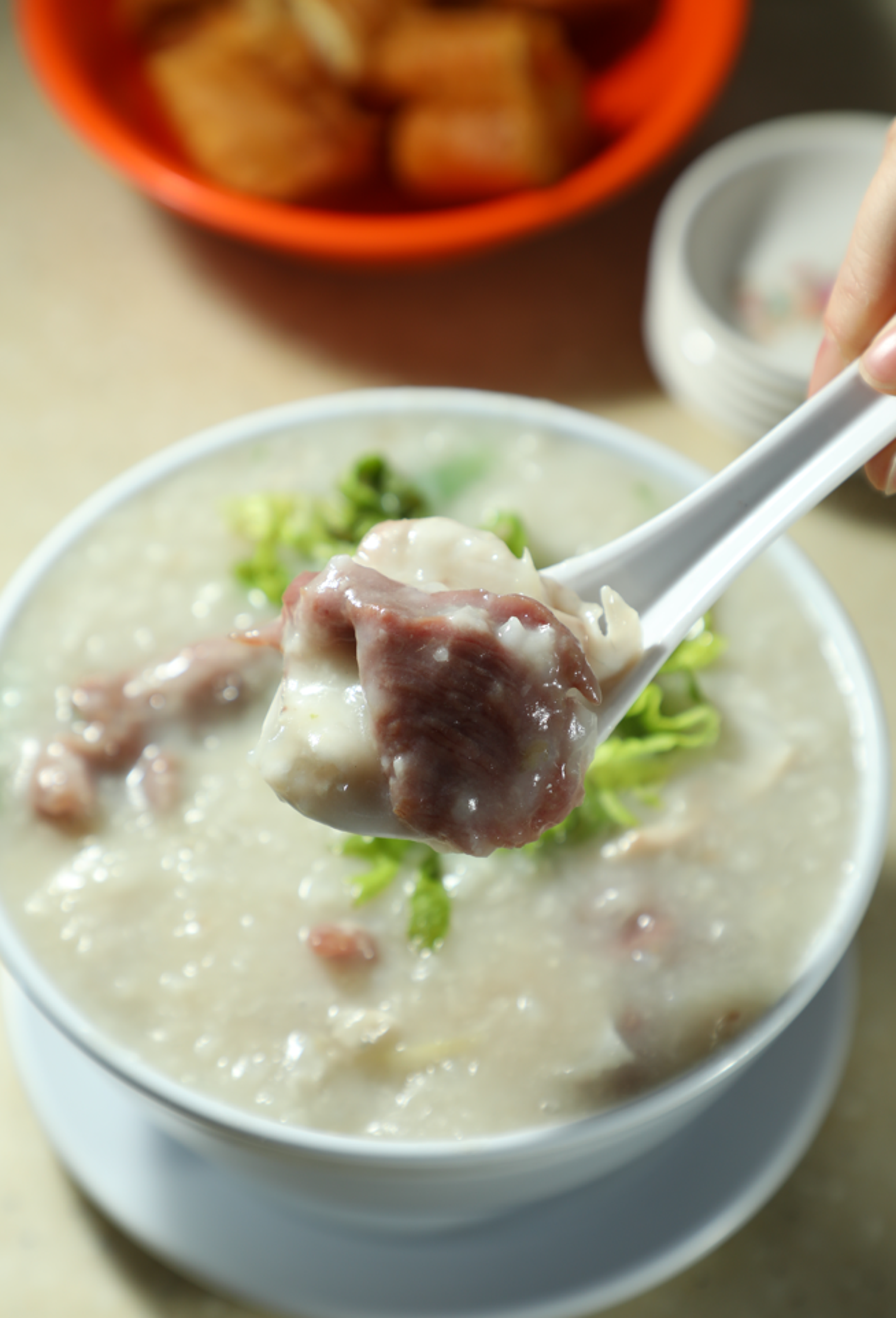 「牛肉魚片粥」的牛肉嫩滑、魚片少刺，適合不太會吃魚的人。（港幣62元／碗）