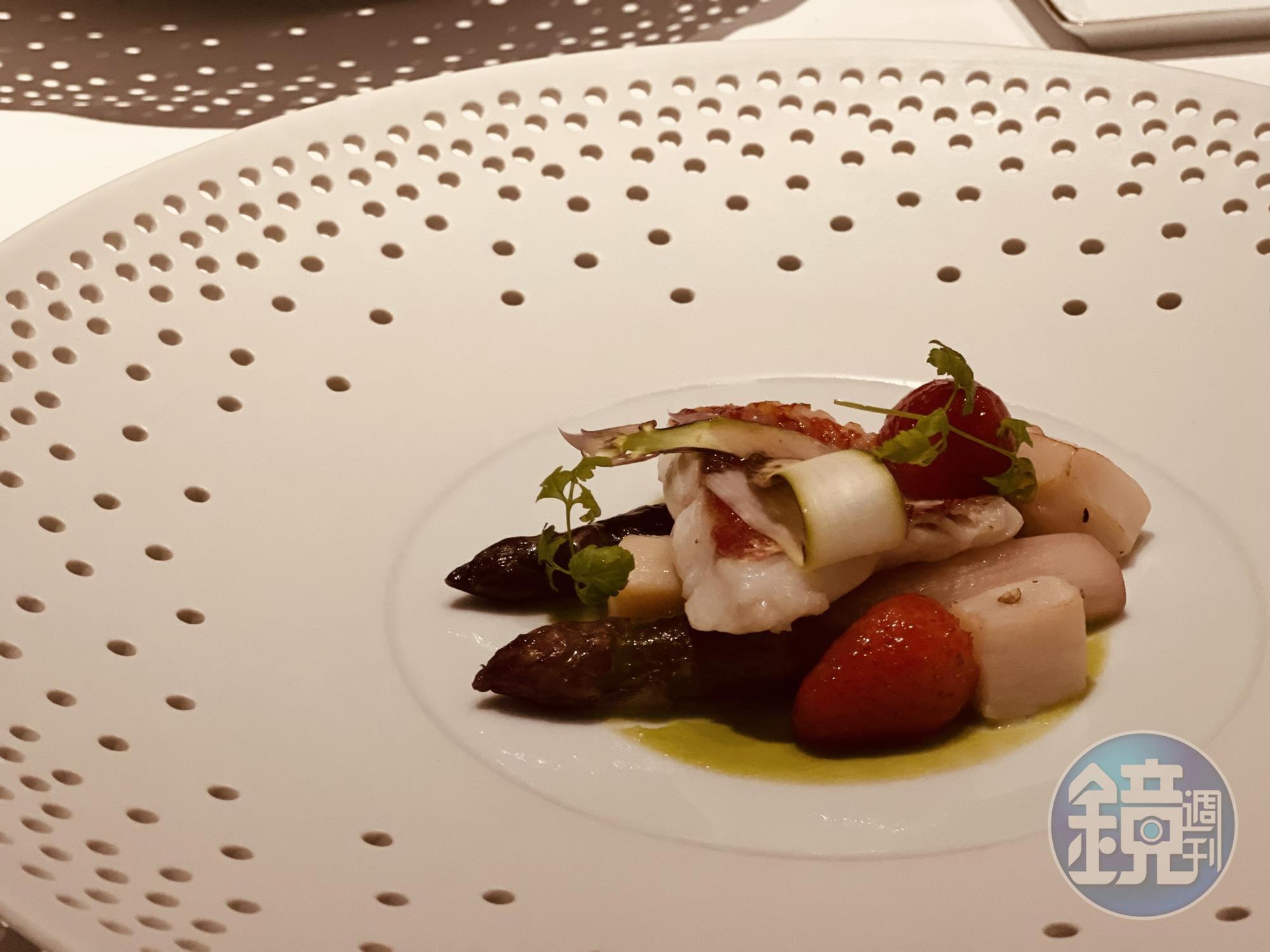 鹽之華以一系列hering berlin餐盤盛裝料理,星空盤讓人印象深刻。