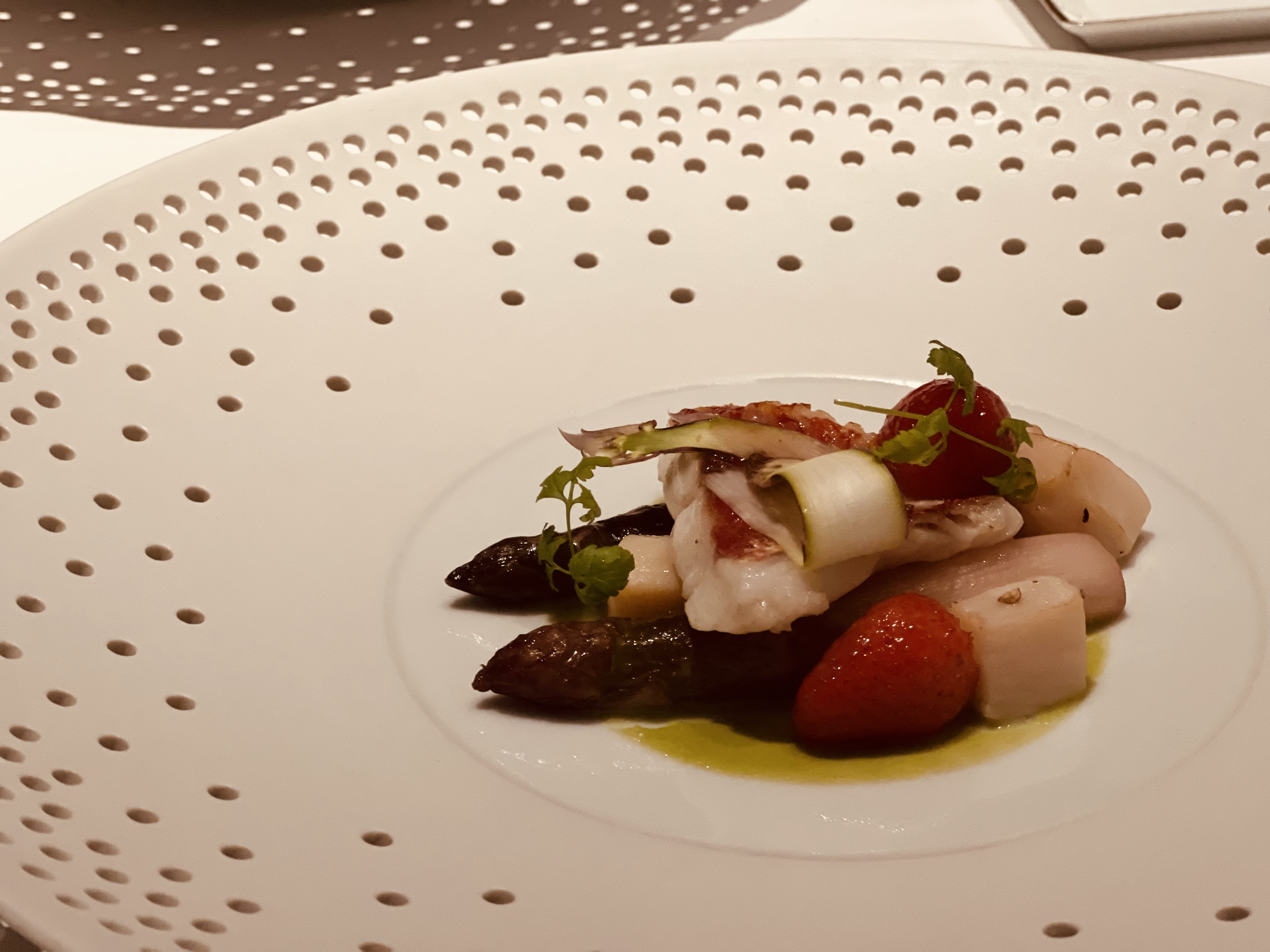 鹽之華以一系列hering berlin餐盤盛裝料理，星空盤讓人印象深刻。