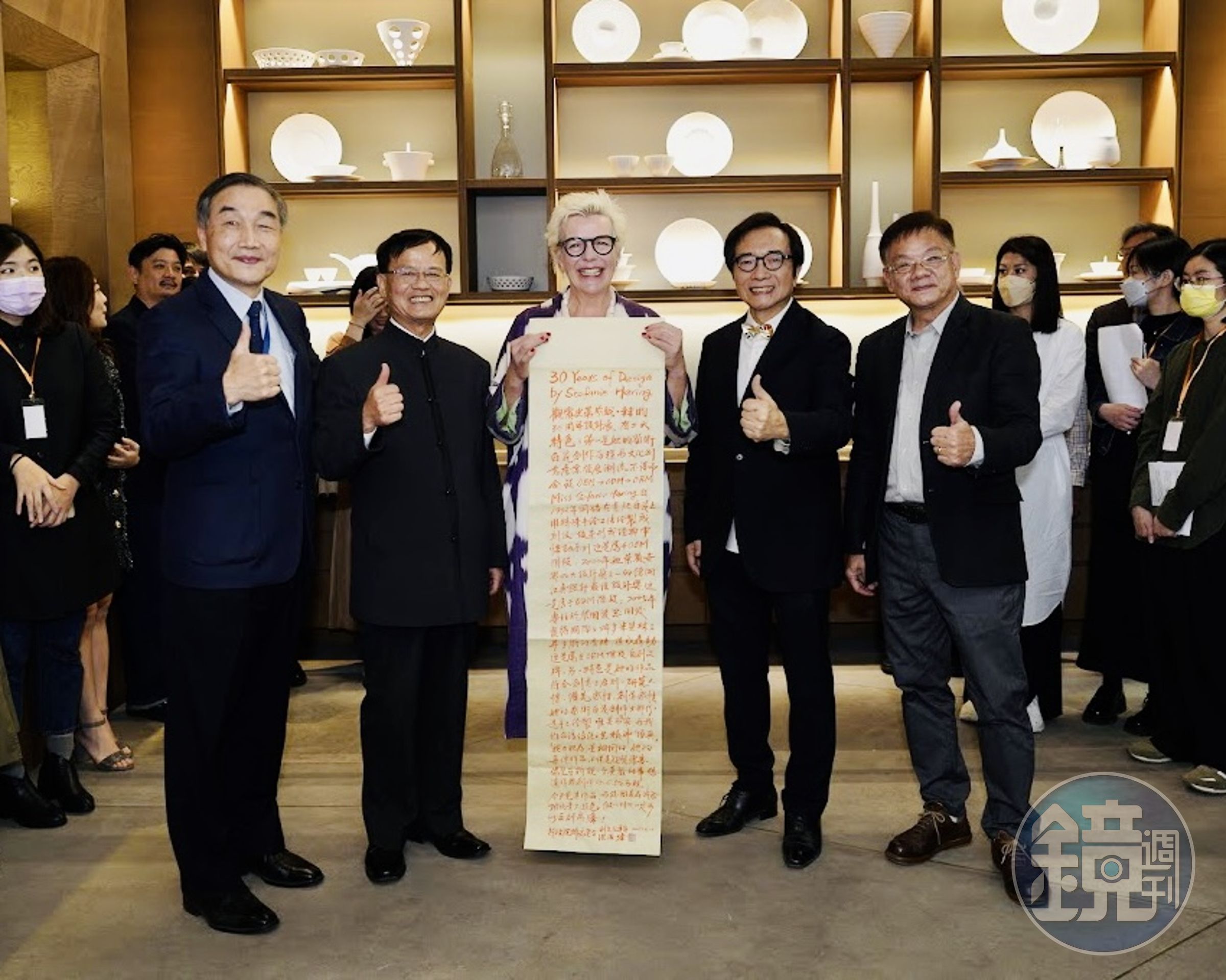 《演化-Evolution》的開幕茶會,(左起)台中市副市長黃國榮、文建會前副主委洪慶峰、Stefanie Hering、寬合美學創辦人陳國輝、東海大學東海大學創藝學院前院長林文海教授,都來共襄盛舉。(寬合藝術提供)