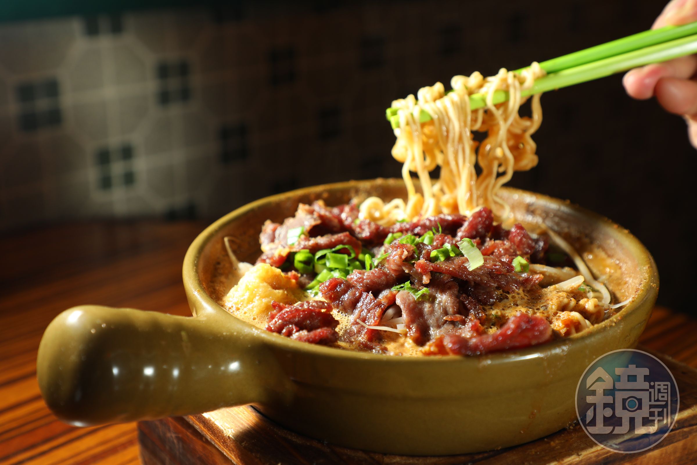 「煲仔沙嗲牛肉麵」的出前一丁跟沙嗲真的是絕配。(港幣78元/份)