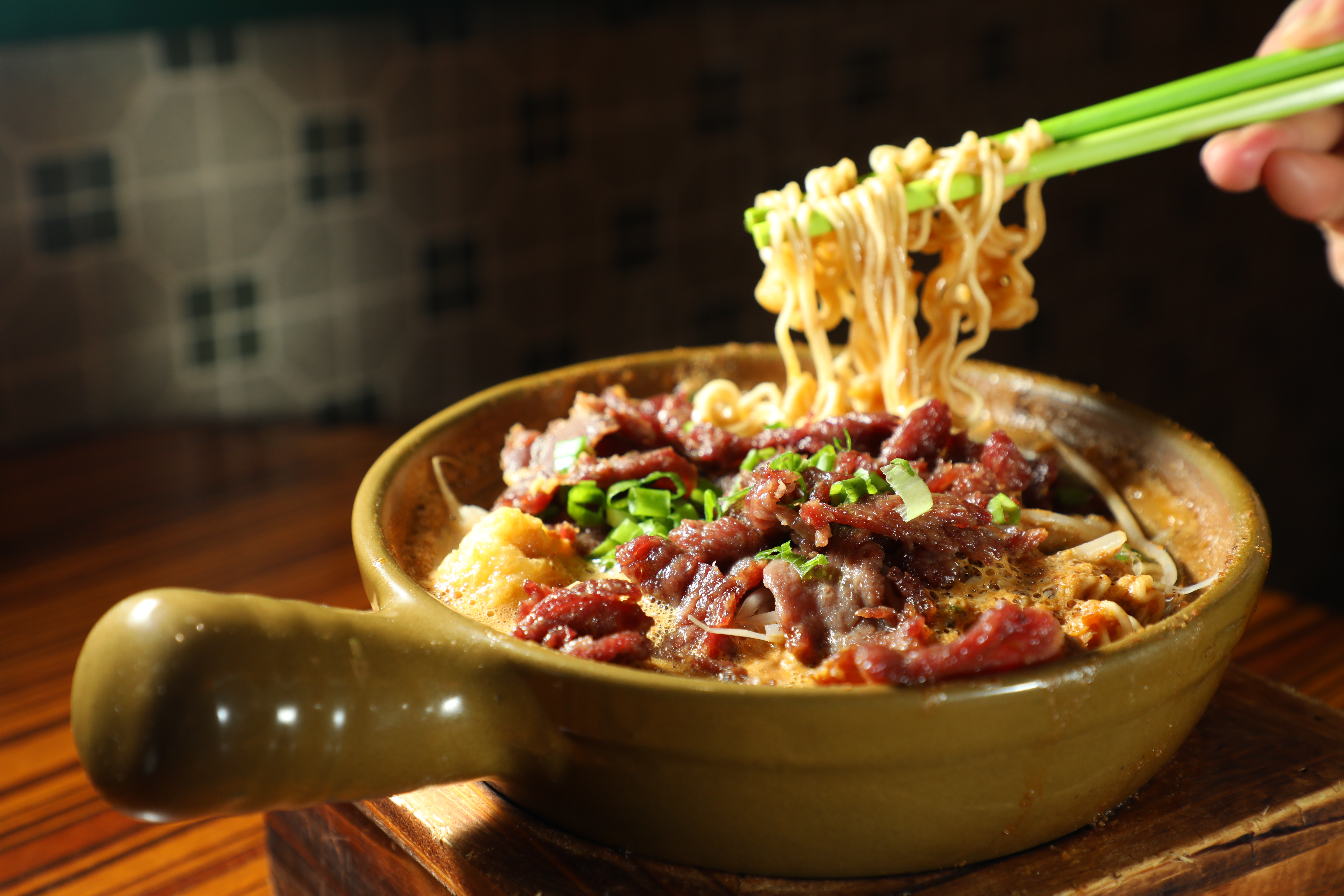 「煲仔沙嗲牛肉麵」的出前一丁跟沙嗲真的是絕配。（港幣78元／份）