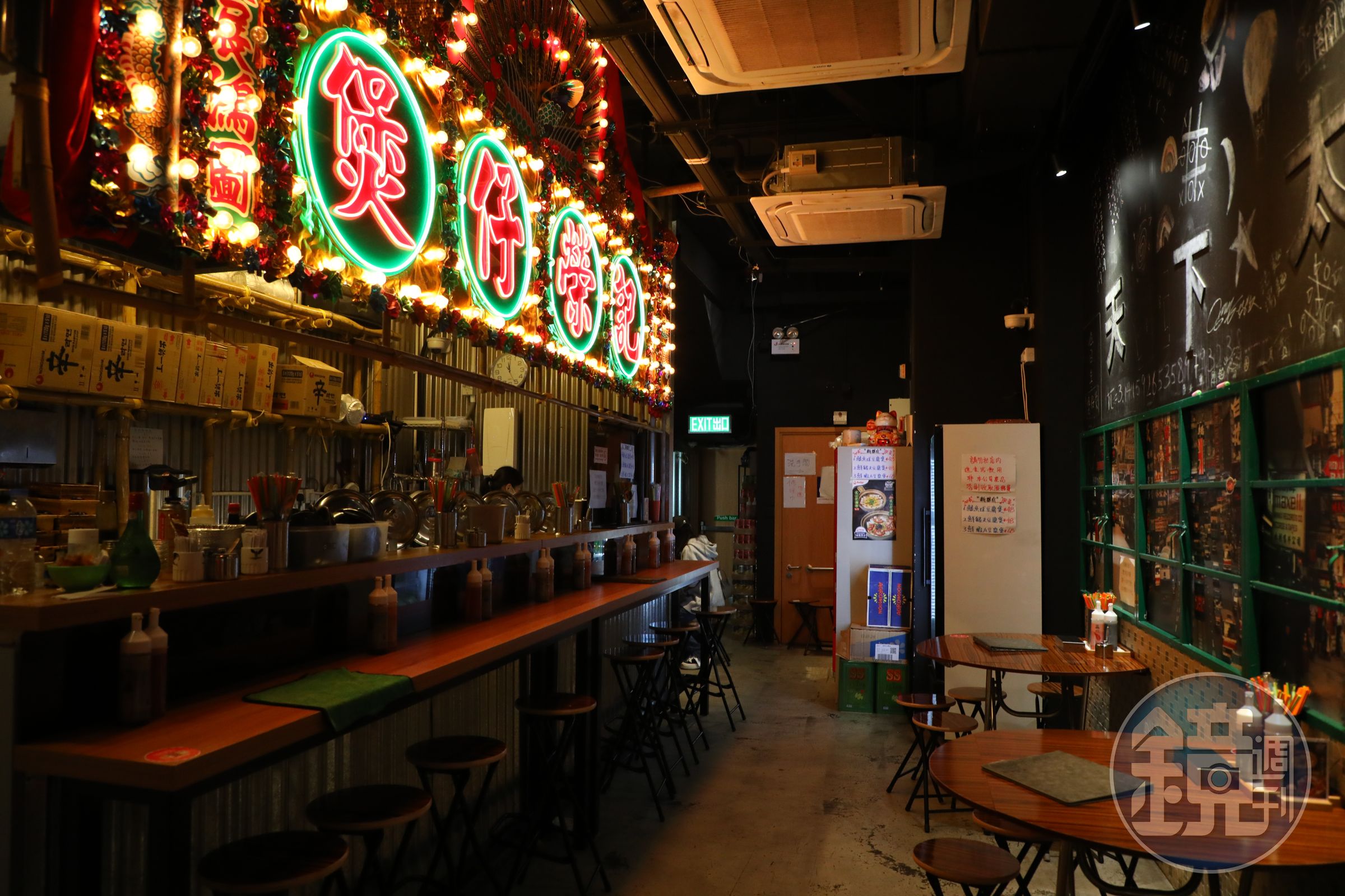 店內走復古港風裝潢,霓虹燈招牌是亮點。