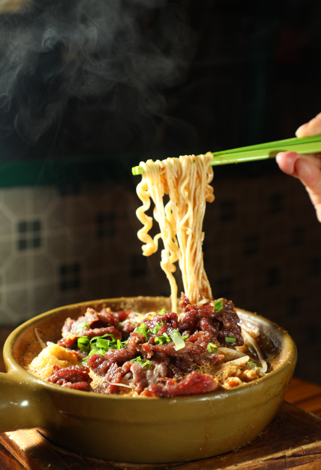 「煲仔沙嗲牛肉麵」可隨意更換配料,也可換成辛拉麵或冬粉。(港幣78元/份)