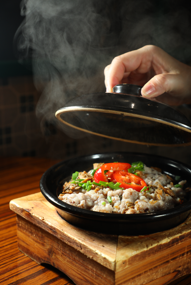 「梅菜肉餅煲仔飯」是媽媽的味道。(港幣88元/份)