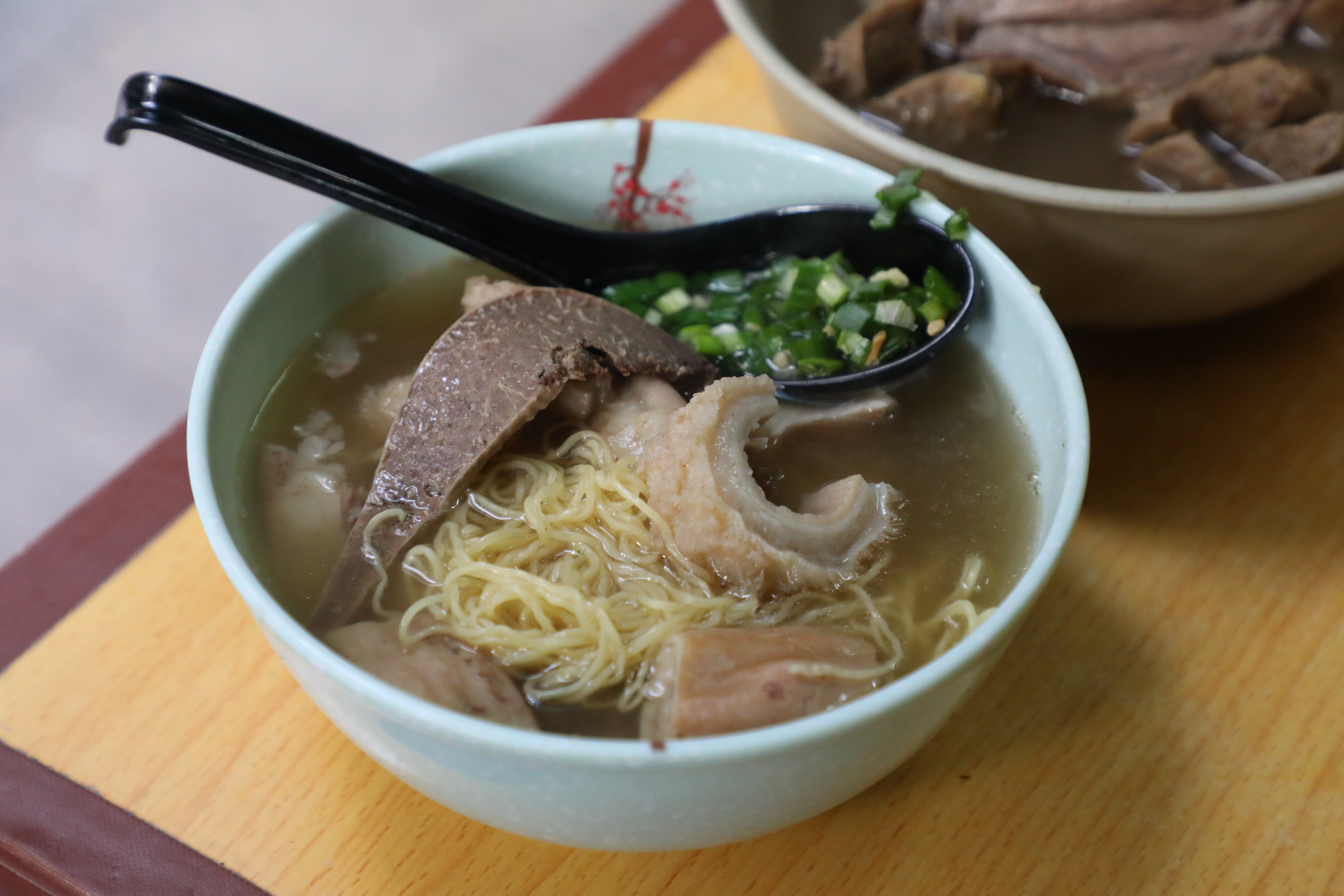 「水記」的強項是處理新鮮牛腩牛雜，「牛雜麵」是招牌之一。（單拼，港幣45元／碗）