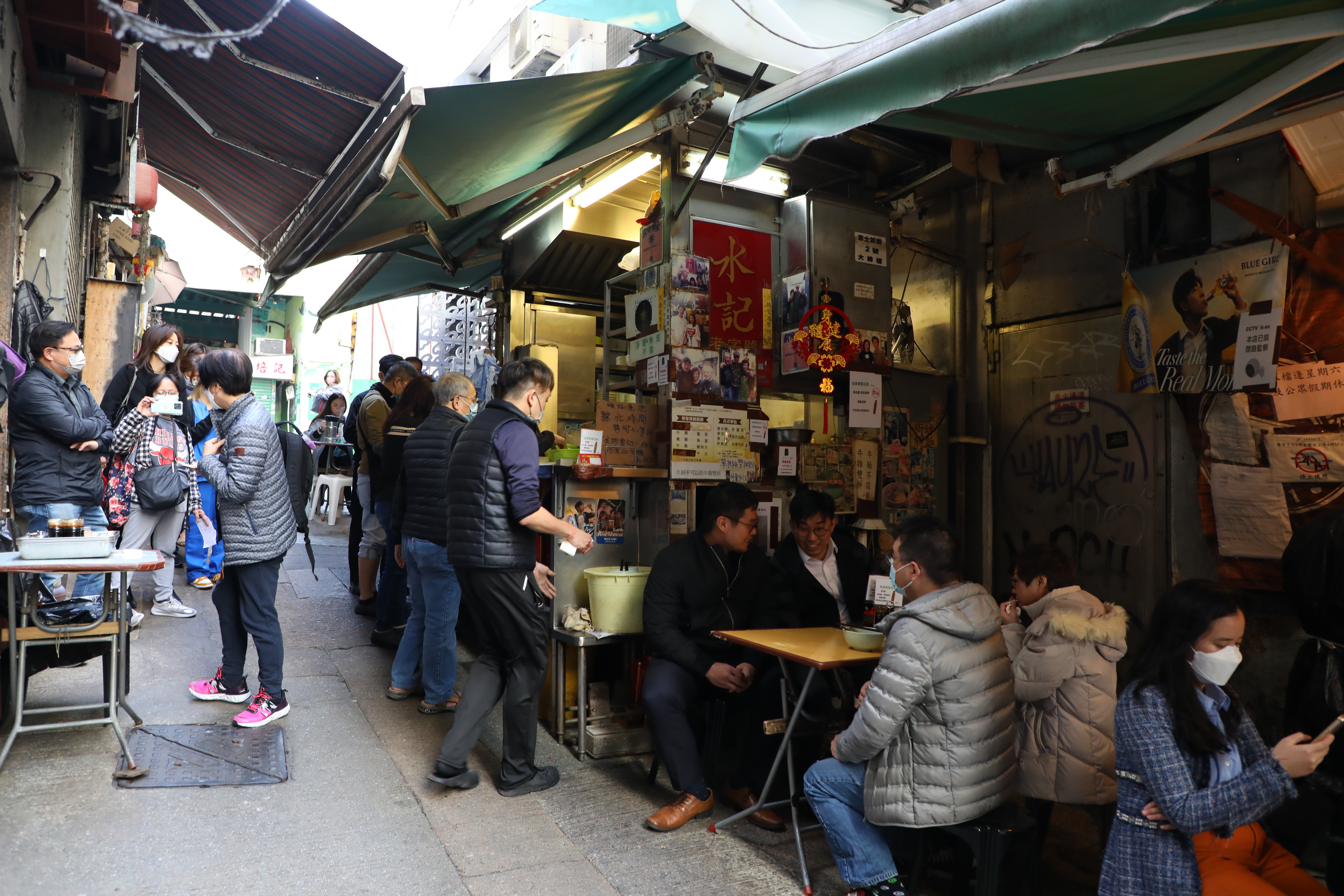 「水記」主力做上班族午餐生意,外賣跟內用,分成兩條人龍。