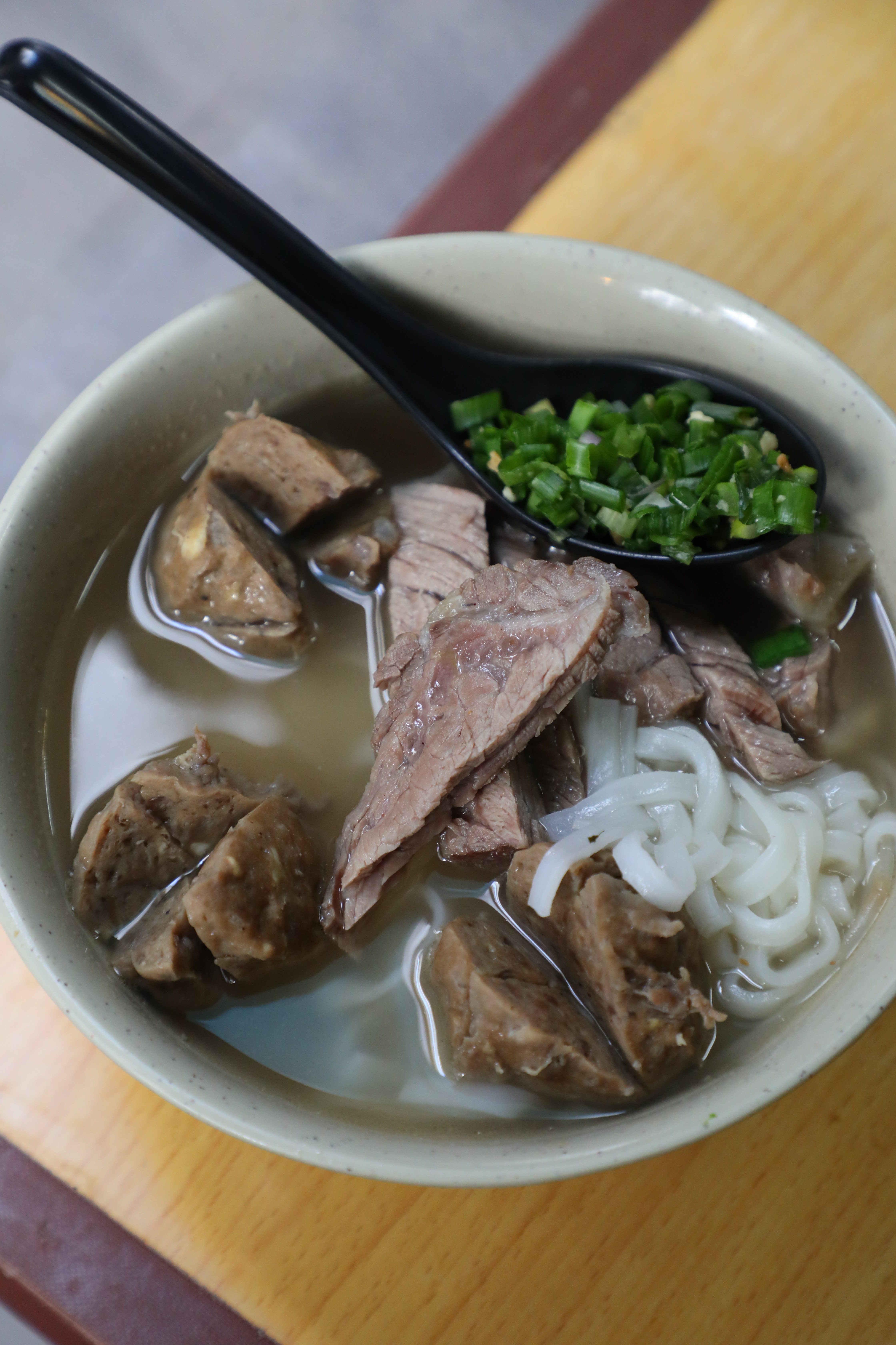 水記的「牛腩牛丸河」的牛腩肉感十足、牛丸彈Q,與軟滑的河粉很速配。(雙拼,港幣51元∕碗)