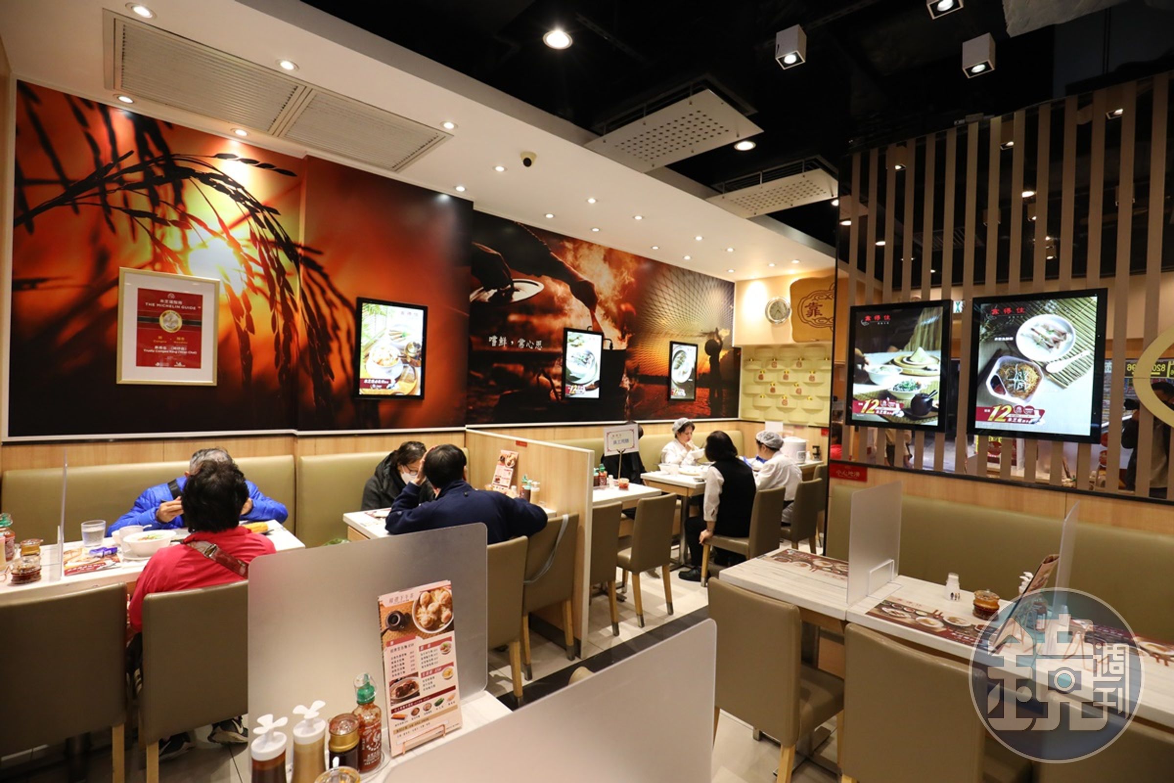 跟其他粥麵館相比,靠得住的店面新穎,座位舒適。