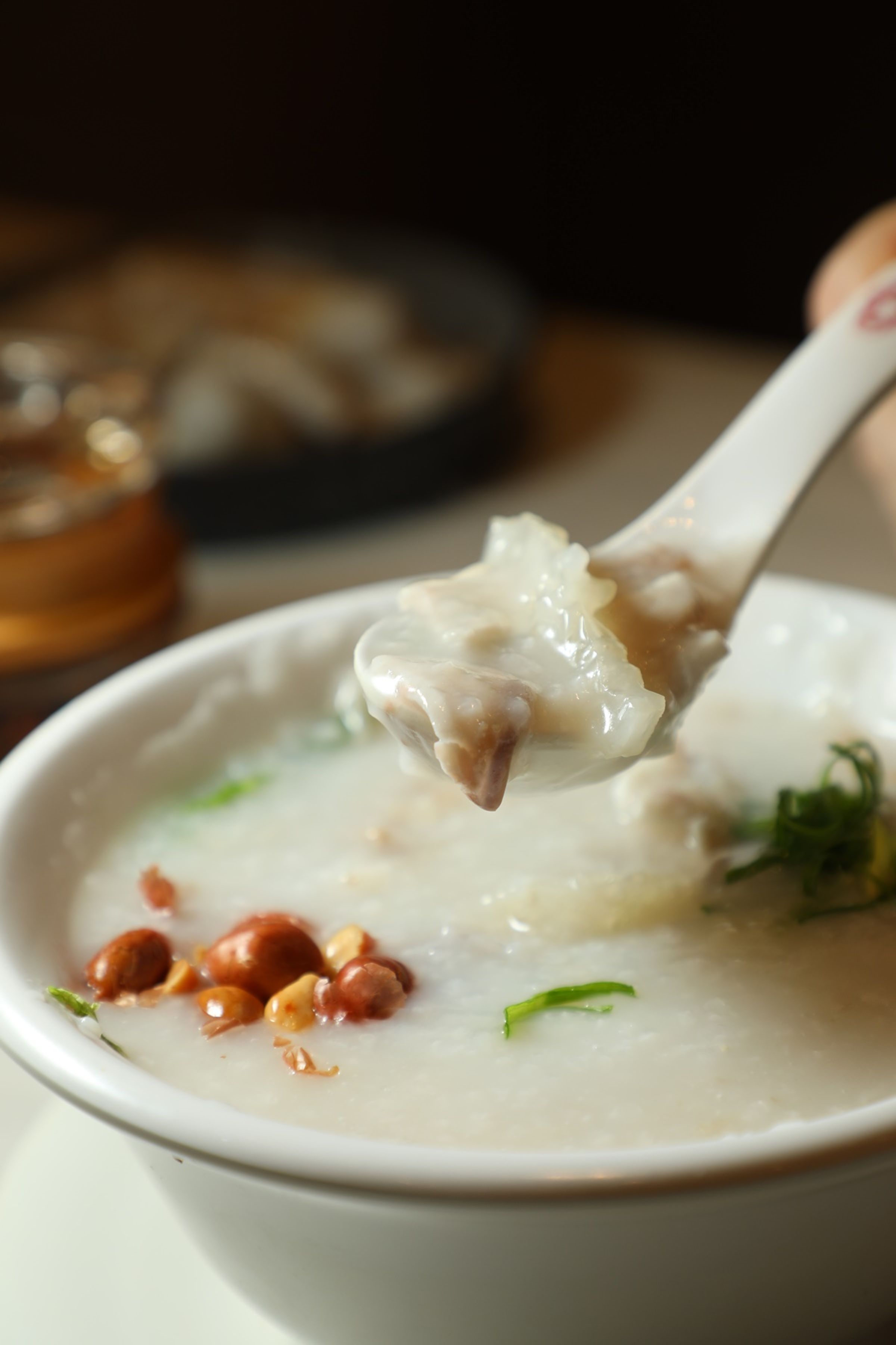 歷史悠久的「荔灣艇仔粥」值得一嘗。(港幣46元/碗)