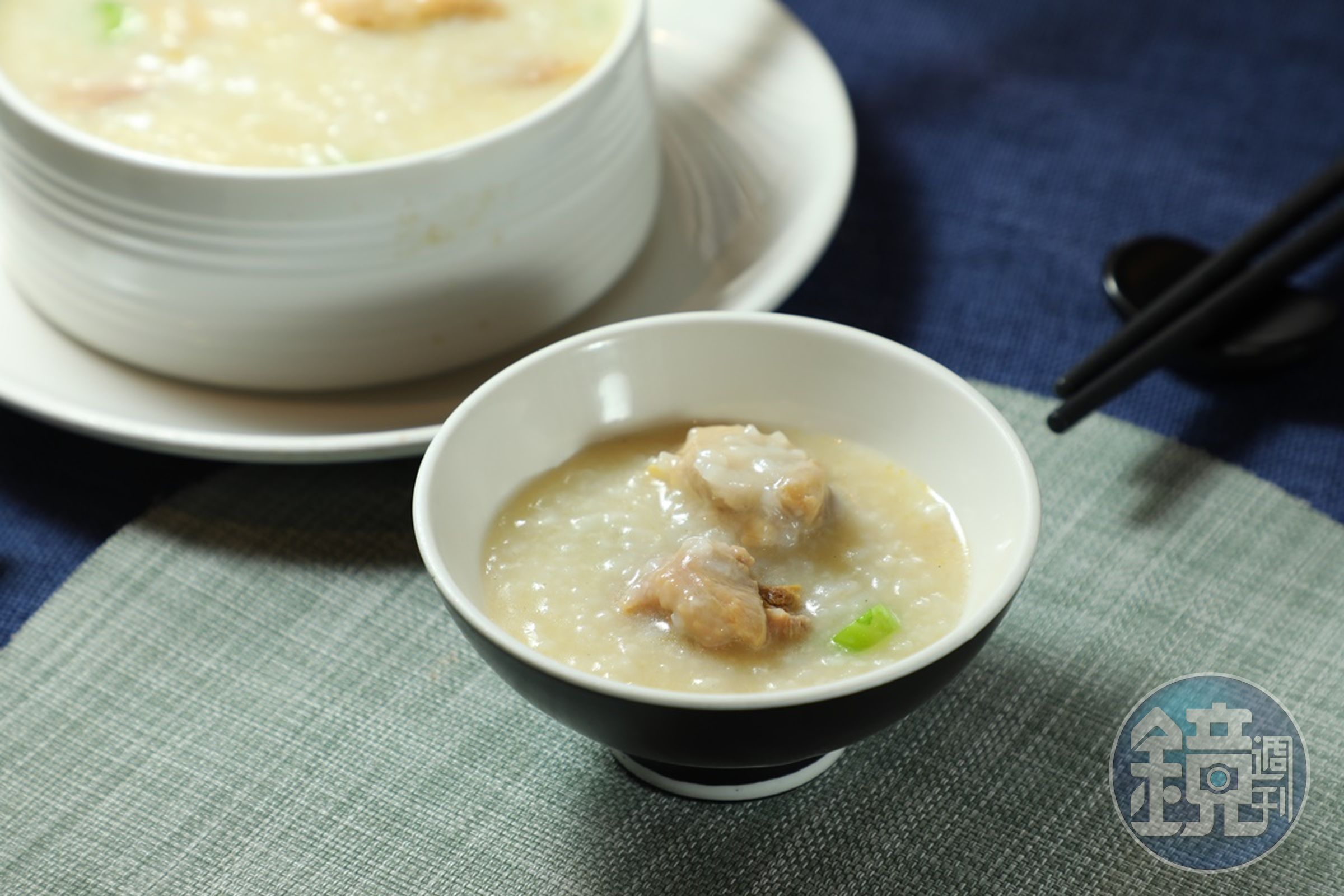 「憶時尚」有煲仔飯,也有煲仔粥,「滑雞粥」熬得香甜入味。(港幣98元/碗)