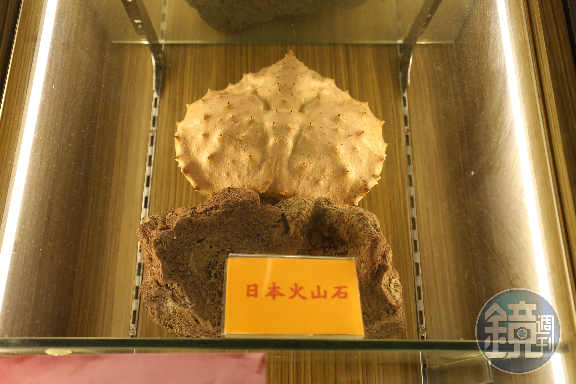 門口展示烹調煲仔飯用的火山石。