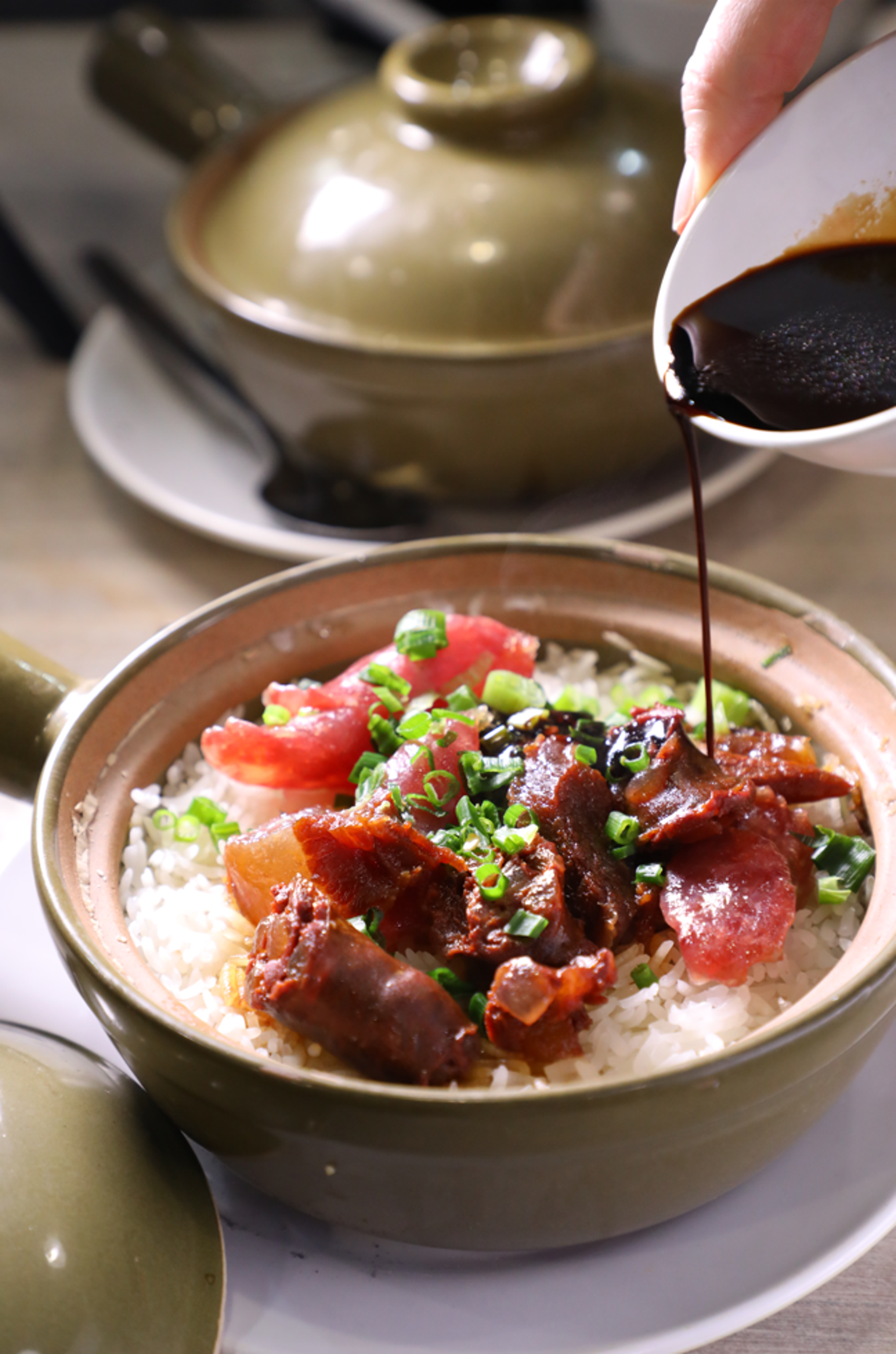 在「臘味飯」淋上嚐囍特製的豉汁醬料，拌勻了吃，最可口。（港幣88元／份）