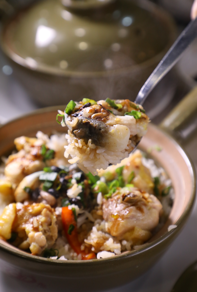 台灣少見的「白鱔滑雞飯」料多實在，是嚐囍的招牌煲仔飯。（港幣98元／份）