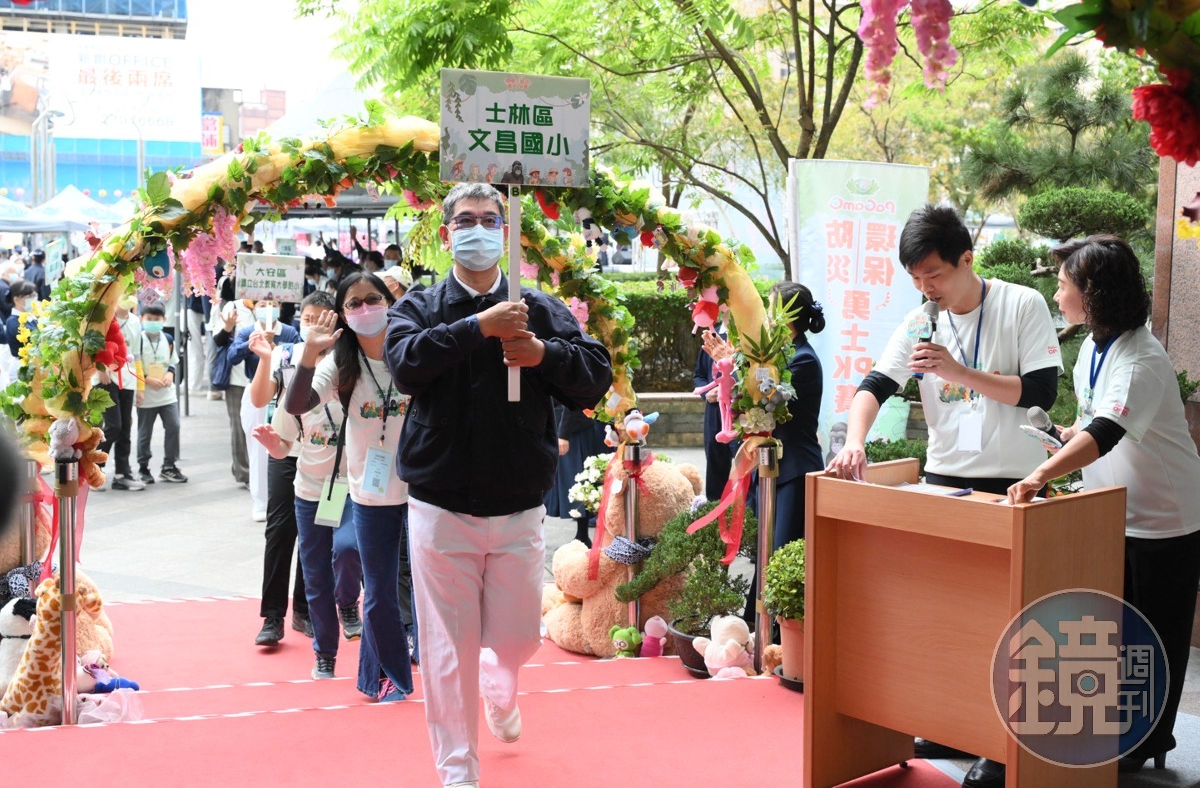 主辦單位構思「星光大道」歡迎來自各校參賽的選手及師長們。（慈濟基金會提供）