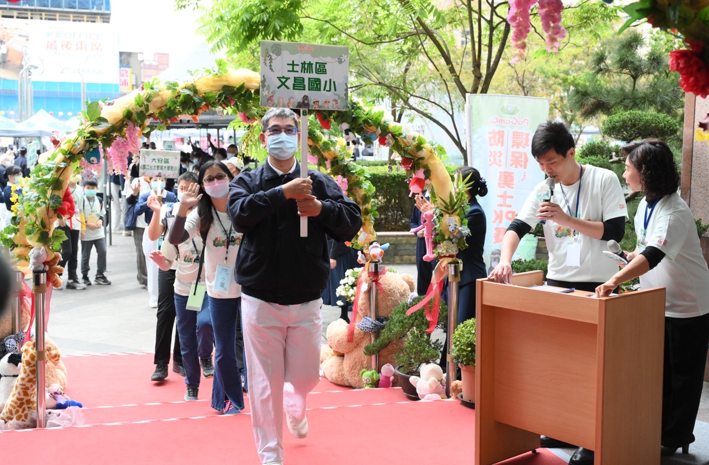 主辦單位構思「星光大道」歡迎來自各校參賽的選手及師長們。（慈濟基金會提供）